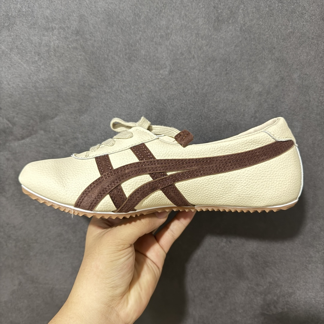 图片[2]-【公司级】Versace x Onitsuka Tiger 范思哲 联名款 Tai-ChiSakura 牛皮革绒面革 麂皮系带平底 低帮休闲鞋 经典美学与鬼塚虎的运动创新精神的融合 联名旨在致敬两位品牌创始人将艺术与功能结合的理念 通过范思哲标志性的奢华印花与Onitsuka Tiger的经典鞋型Tai-Chi相结合 创造出独特的牛皮革与绒面革鞋款 此次合作不仅是对双方品牌历史的纪念 更是一次将高级时尚与休闲运动风格无缝连接的成功尝试 货号：1024594-1A17741_2FE6G 尺码：36 37 37.5 38 39 39.5 40.5 41.5 42 42.5 43.5 44 45-选品中心