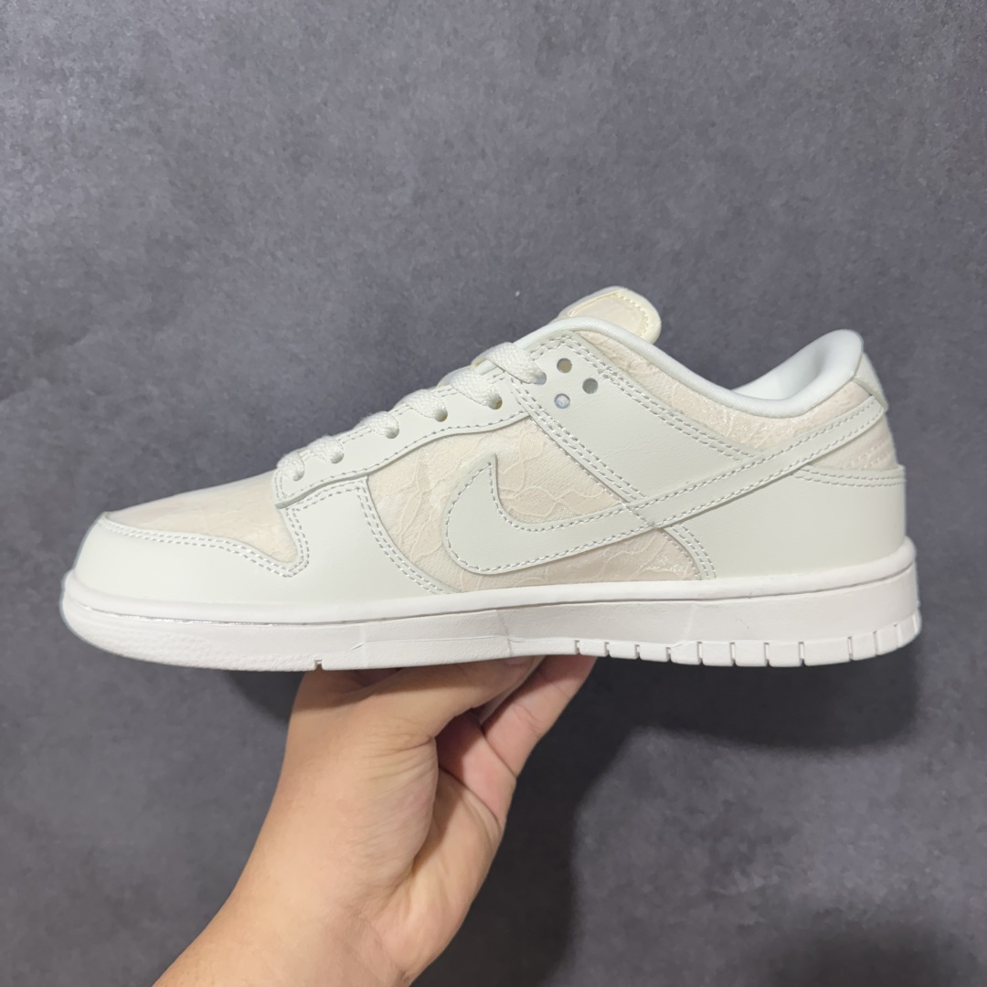 图片[2]-【公司级】NIKE DUNK SB LOW 白粉 蕾丝 SB顾名思义，具有经典的Dunk血缘，又注入了更多的时尚元素。相较于普通的Dunk滑板鞋，改良版的Dunk SB加厚了鞋舌的填充，使舒适性大大提升，同时也更方便穿脱；中底部分则加入了脚感柔软舒适Zoom Air气垫，有效吸收滑板等极限运动在落地时带来的冲击力，为街头运动者们提供更好的保护 货号：HJ5870-100 尺码：36 36.5 37 38 38.5 39 40 40.5 41 42 42.5 43 44 44.5 45 46-选品中心