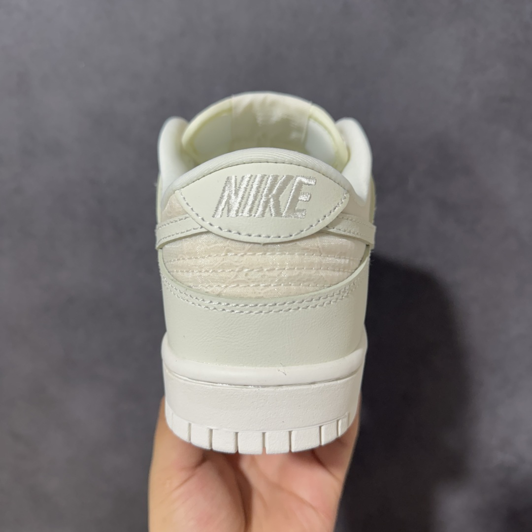 图片[4]-【公司级】NIKE DUNK SB LOW 白粉 蕾丝 SB顾名思义，具有经典的Dunk血缘，又注入了更多的时尚元素。相较于普通的Dunk滑板鞋，改良版的Dunk SB加厚了鞋舌的填充，使舒适性大大提升，同时也更方便穿脱；中底部分则加入了脚感柔软舒适Zoom Air气垫，有效吸收滑板等极限运动在落地时带来的冲击力，为街头运动者们提供更好的保护 货号：HJ5870-100 尺码：36 36.5 37 38 38.5 39 40 40.5 41 42 42.5 43 44 44.5 45 46-选品中心