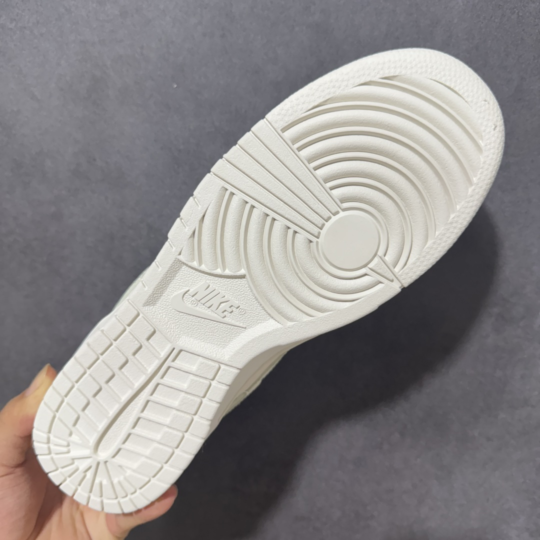 图片[9]-【公司级】NIKE DUNK SB LOW 白粉 蕾丝 SB顾名思义，具有经典的Dunk血缘，又注入了更多的时尚元素。相较于普通的Dunk滑板鞋，改良版的Dunk SB加厚了鞋舌的填充，使舒适性大大提升，同时也更方便穿脱；中底部分则加入了脚感柔软舒适Zoom Air气垫，有效吸收滑板等极限运动在落地时带来的冲击力，为街头运动者们提供更好的保护 货号：HJ5870-100 尺码：36 36.5 37 38 38.5 39 40 40.5 41 42 42.5 43 44 44.5 45 46-选品中心