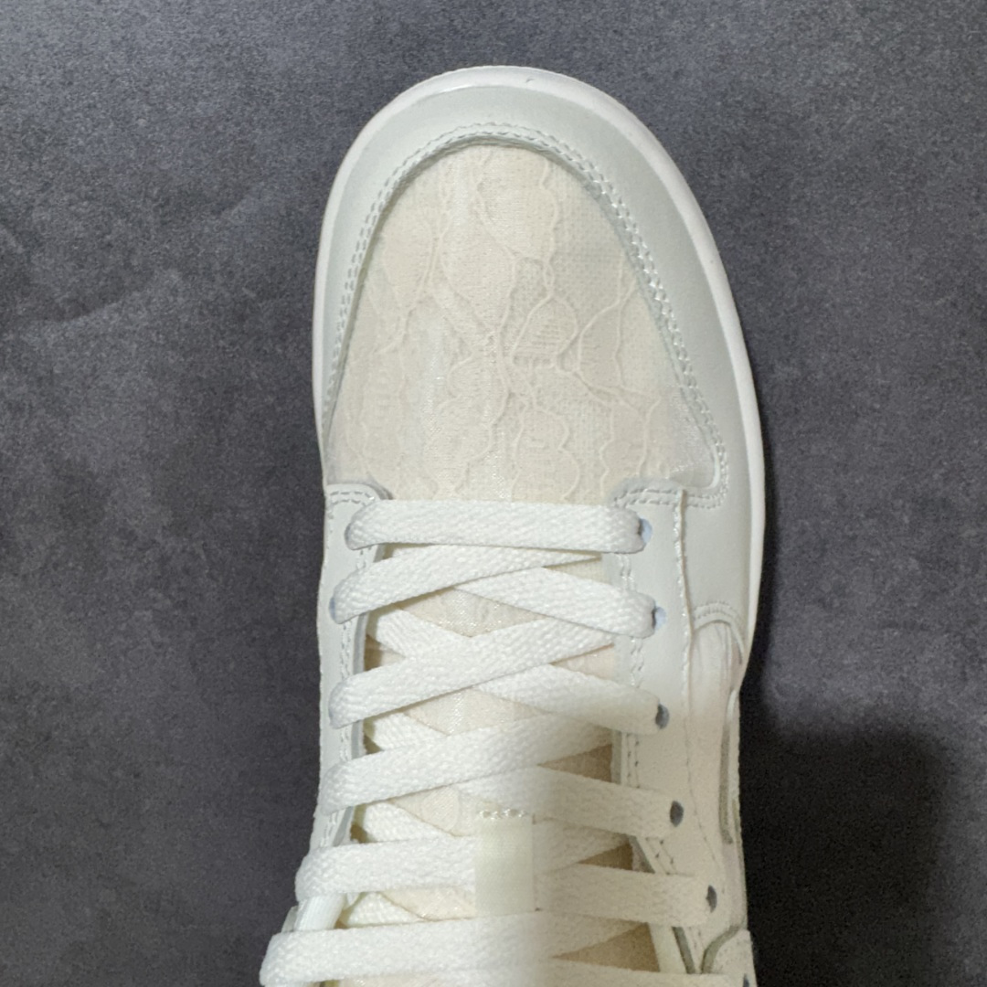图片[5]-【公司级】NIKE DUNK SB LOW 白粉 蕾丝 SB顾名思义，具有经典的Dunk血缘，又注入了更多的时尚元素。相较于普通的Dunk滑板鞋，改良版的Dunk SB加厚了鞋舌的填充，使舒适性大大提升，同时也更方便穿脱；中底部分则加入了脚感柔软舒适Zoom Air气垫，有效吸收滑板等极限运动在落地时带来的冲击力，为街头运动者们提供更好的保护 货号：HJ5870-100 尺码：36 36.5 37 38 38.5 39 40 40.5 41 42 42.5 43 44 44.5 45 46-选品中心