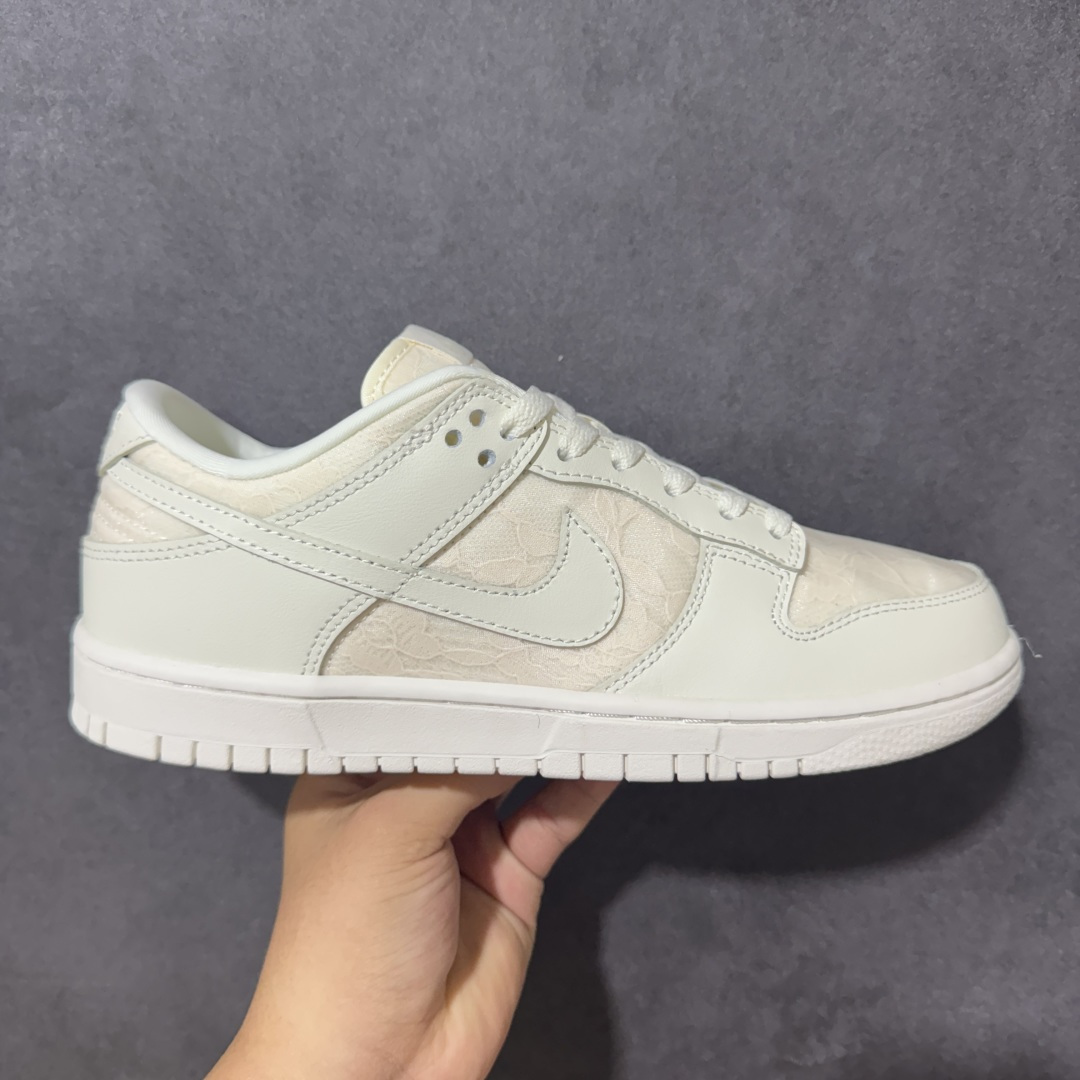 【公司级】NIKE DUNK SB LOW 白粉 蕾丝 SB顾名思义，具有经典的Dunk血缘，又注入了更多的时尚元素。相较于普通的Dunk滑板鞋，改良版的Dunk SB加厚了鞋舌的填充，使舒适性大大提升，同时也更方便穿脱；中底部分则加入了脚感柔软舒适Zoom Air气垫，有效吸收滑板等极限运动在落地时带来的冲击力，为街头运动者们提供更好的保护 货号：HJ5870-100 尺码：36 36.5 37 38 38.5 39 40 40.5 41 42 42.5 43 44 44.5 45 46-选品中心