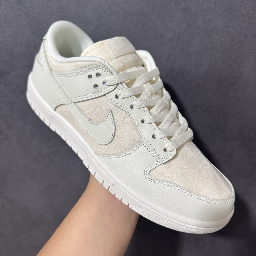图片[3]-【公司级】NIKE DUNK SB LOW 白粉 蕾丝 SB顾名思义，具有经典的Dunk血缘，又注入了更多的时尚元素。相较于普通的Dunk滑板鞋，改良版的Dunk SB加厚了鞋舌的填充，使舒适性大大提升，同时也更方便穿脱；中底部分则加入了脚感柔软舒适Zoom Air气垫，有效吸收滑板等极限运动在落地时带来的冲击力，为街头运动者们提供更好的保护 货号：HJ5870-100 尺码：36 36.5 37 38 38.5 39 40 40.5 41 42 42.5 43 44 44.5 45 46-选品中心