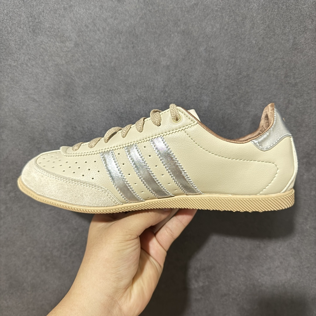 图片[2]-【公司级】adidas阿迪达斯三叶草 T头鞋 CHANGLE 复古薄底经典运动鞋 柔软的皮革鞋面搭配耐磨橡胶外底 展现出复古与现代的融合 鞋面采用细腻纹理设计 搭配标志性的三条杠和三叶草 logo 柔软的皮革内衬和橡胶鞋底 复古的 T 字鞋头设计 不仅时尚 还特别百搭 货号：KJ3961 尺码：36 36.5 37 38 38.5 39 40 40.5 41 42 42.5 43 44 45-选品中心