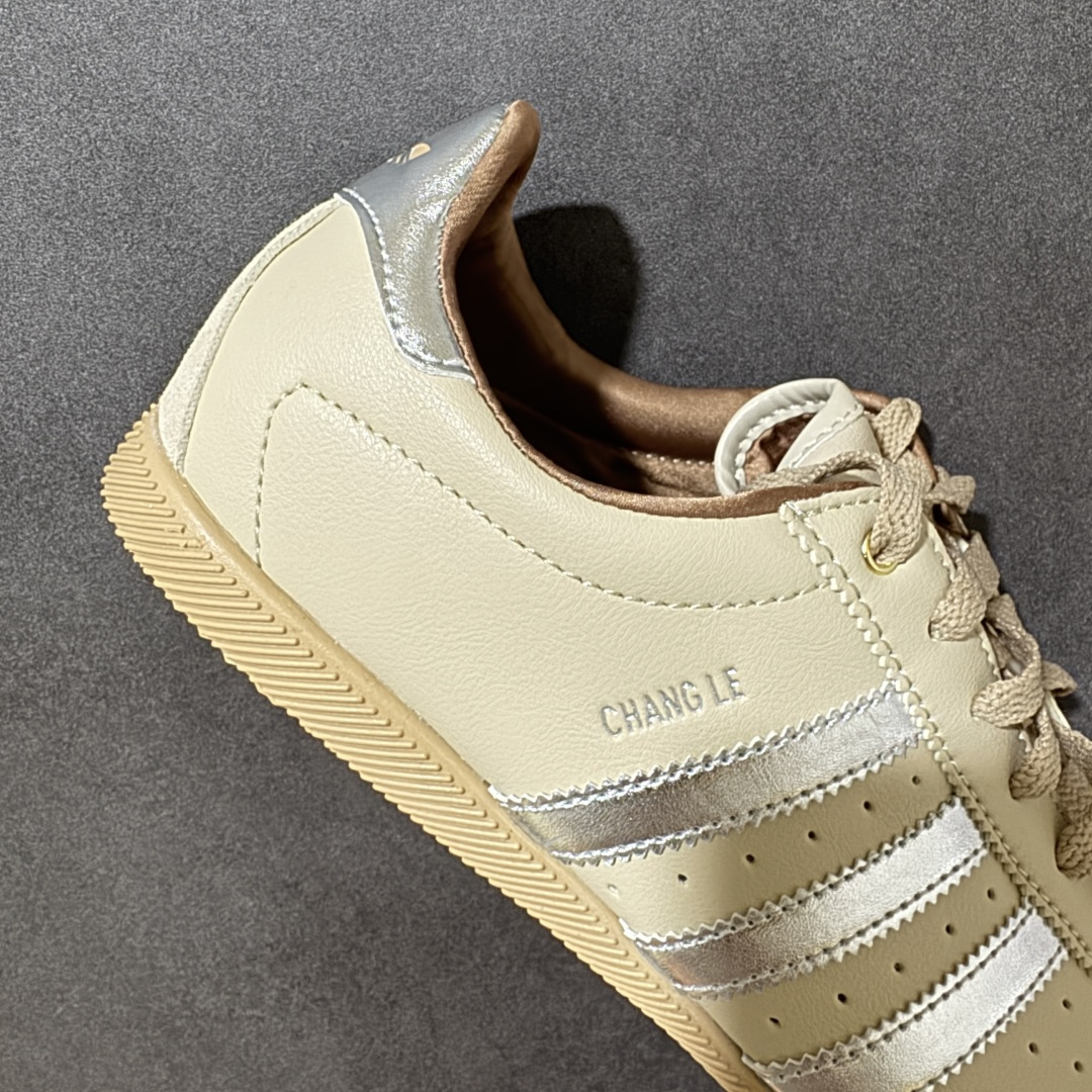 图片[7]-【公司级】adidas阿迪达斯三叶草 T头鞋 CHANGLE 复古薄底经典运动鞋 柔软的皮革鞋面搭配耐磨橡胶外底 展现出复古与现代的融合 鞋面采用细腻纹理设计 搭配标志性的三条杠和三叶草 logo 柔软的皮革内衬和橡胶鞋底 复古的 T 字鞋头设计 不仅时尚 还特别百搭 货号：KJ3961 尺码：36 36.5 37 38 38.5 39 40 40.5 41 42 42.5 43 44 45-选品中心