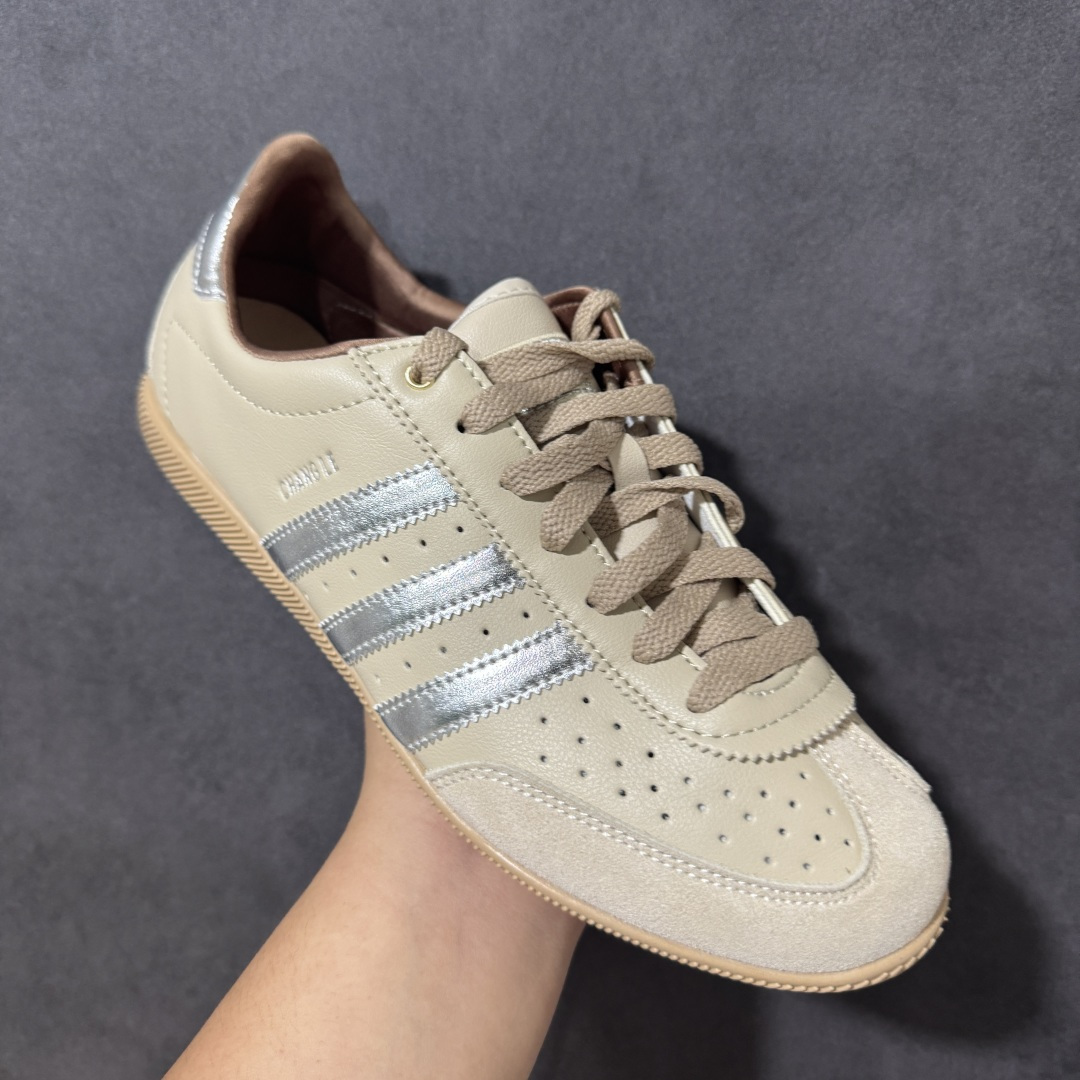 图片[3]-【公司级】adidas阿迪达斯三叶草 T头鞋 CHANGLE 复古薄底经典运动鞋 柔软的皮革鞋面搭配耐磨橡胶外底 展现出复古与现代的融合 鞋面采用细腻纹理设计 搭配标志性的三条杠和三叶草 logo 柔软的皮革内衬和橡胶鞋底 复古的 T 字鞋头设计 不仅时尚 还特别百搭 货号：KJ3961 尺码：36 36.5 37 38 38.5 39 40 40.5 41 42 42.5 43 44 45-选品中心