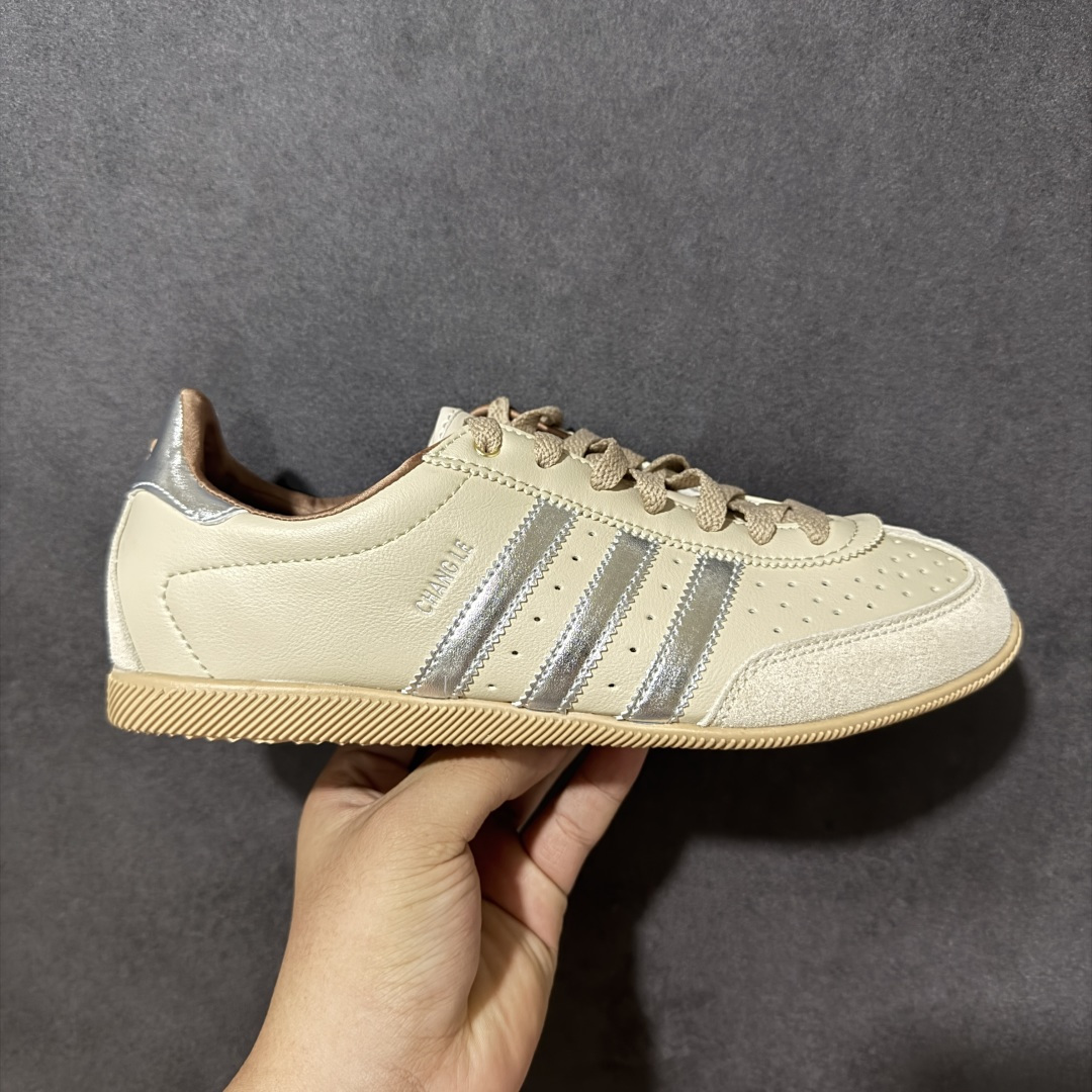 【公司级】adidas阿迪达斯三叶草 T头鞋 CHANGLE 复古薄底经典运动鞋 柔软的皮革鞋面搭配耐磨橡胶外底 展现出复古与现代的融合 鞋面采用细腻纹理设计 搭配标志性的三条杠和三叶草 logo 柔软的皮革内衬和橡胶鞋底 复古的 T 字鞋头设计 不仅时尚 还特别百搭 货号：KJ3961 尺码：36 36.5 37 38 38.5 39 40 40.5 41 42 42.5 43 44 45-选品中心