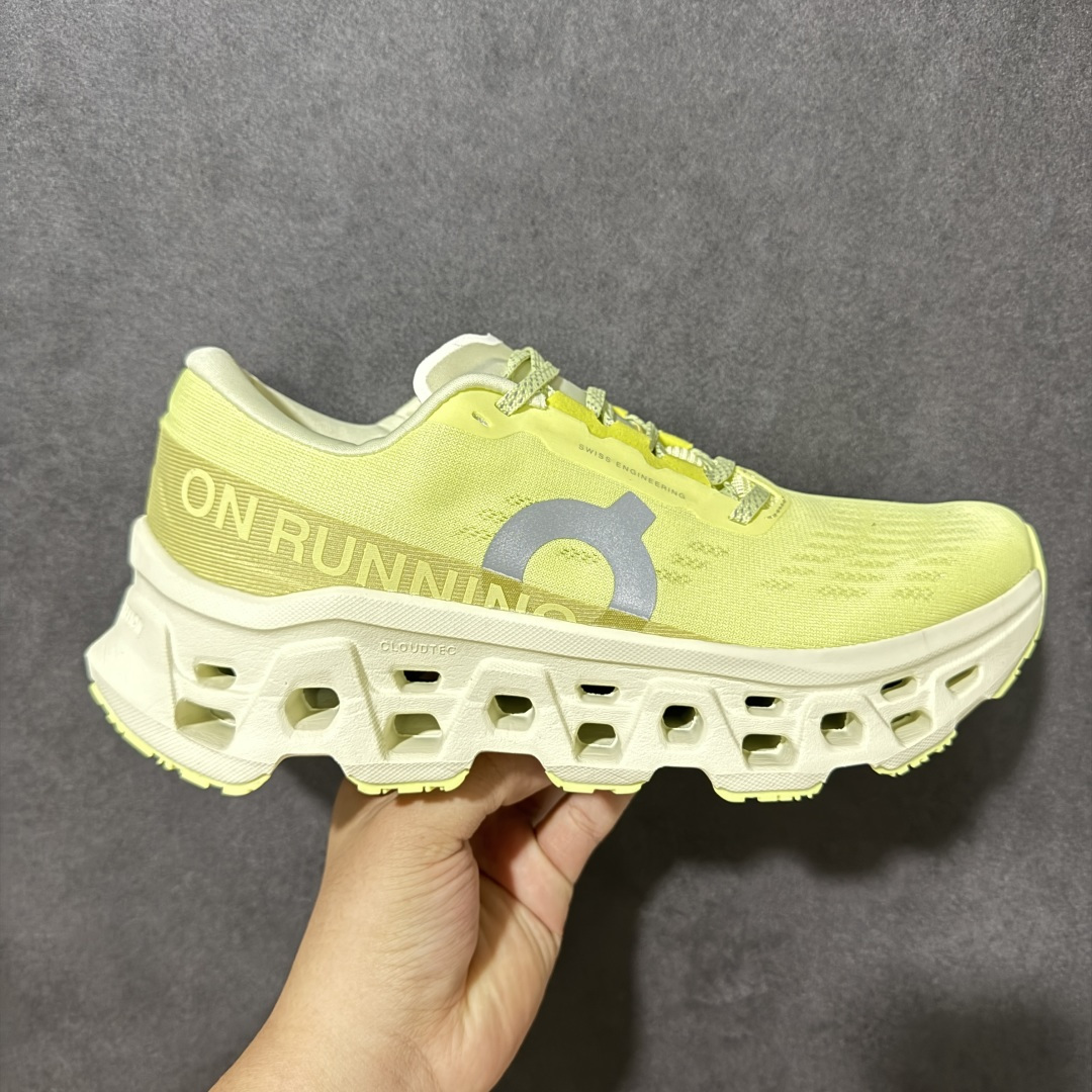 【公司级】On昂跑 Cloudmonster 小怪兽3 舒适防滑耐磨 休闲运动跑鞋 该款 Cloudmonster 的与众不同的全新“趣怪”风格，显而易见！延续怪兽级性能依旧搭载了大体积的 Cloud Tec 鞋底科技的性能更明显的摇椅圆弧轮廓让步代轻松发挥迈进地淋漓尽致，带来更强的回弹感！更好地推进你向前的每一步，尽享舒适度，由再生材质打造的柔软鞋垫和鞋面确保出色的透气性，将舒适度提升至新高，为你跑完轻松的5公里或费力的20公里提供理想助力，怪兽般的外形和妙趣的畅跑背后是强大的性能表现！ 货号：3MG10054859 尺码：36-46带半码-选品中心