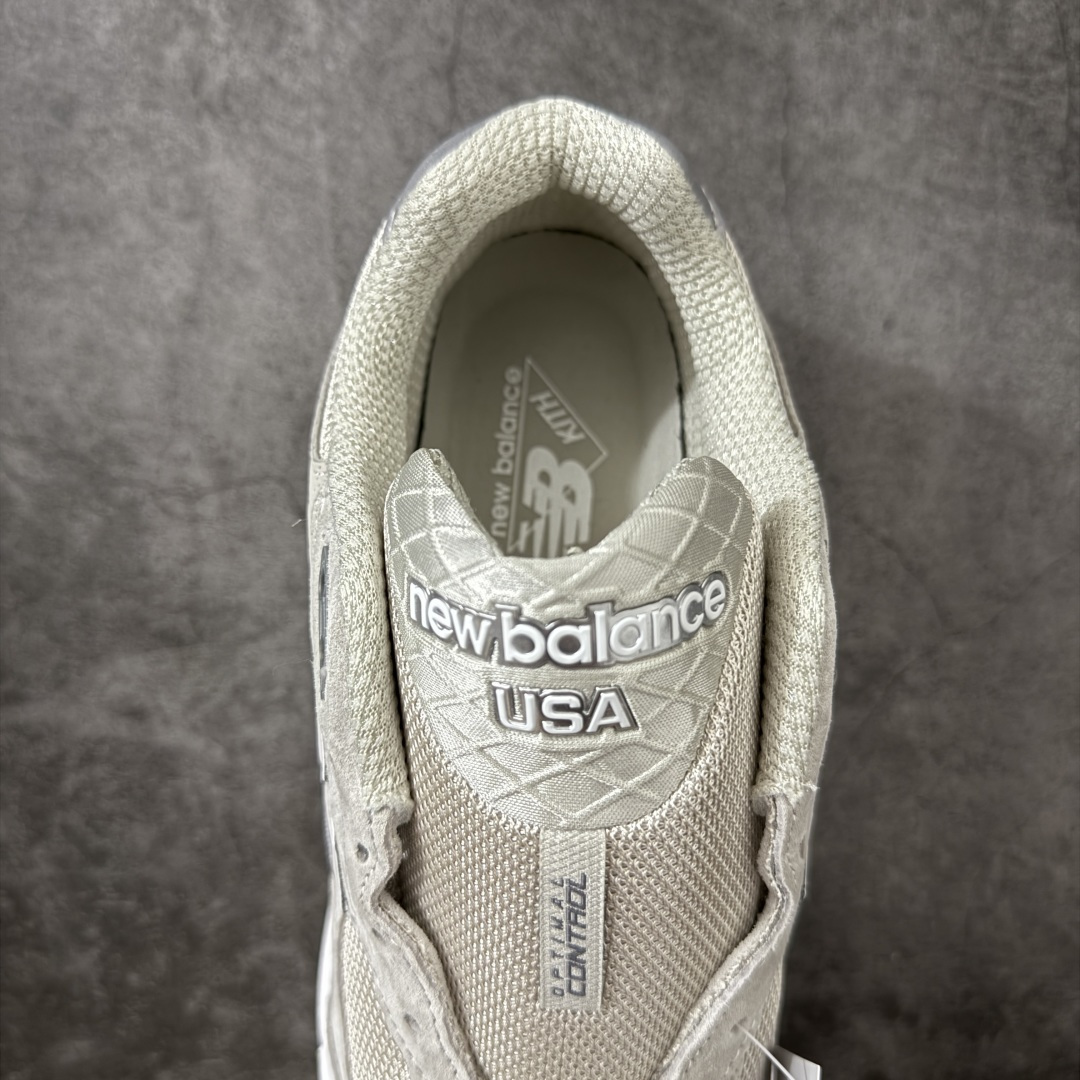 图片[8]-【总裁版】Kith x New Balance U990KT3 新百伦NB990V3 第三代总统复古慢跑鞋 联名灰白色 正确3M反光细节 原楦原纸版开发 正确6层组合底模精密开发 搭载全新碳素中底 后跟透明TPU水晶装饰条稳固 沿用了引以为傲的跑鞋手工技艺 采用猪皮绒面并包裹局部透气网面的鞋身设计 菱网鞋舌上刻有New Balance USA 鞋面依旧身着经典的大热之灰 彰显了其高端的品质身份 尺码：36 37 37.5 38 38.5 39 40 40.5 41.5 42 42.5 43 44 44.5 45 46.5-选品中心