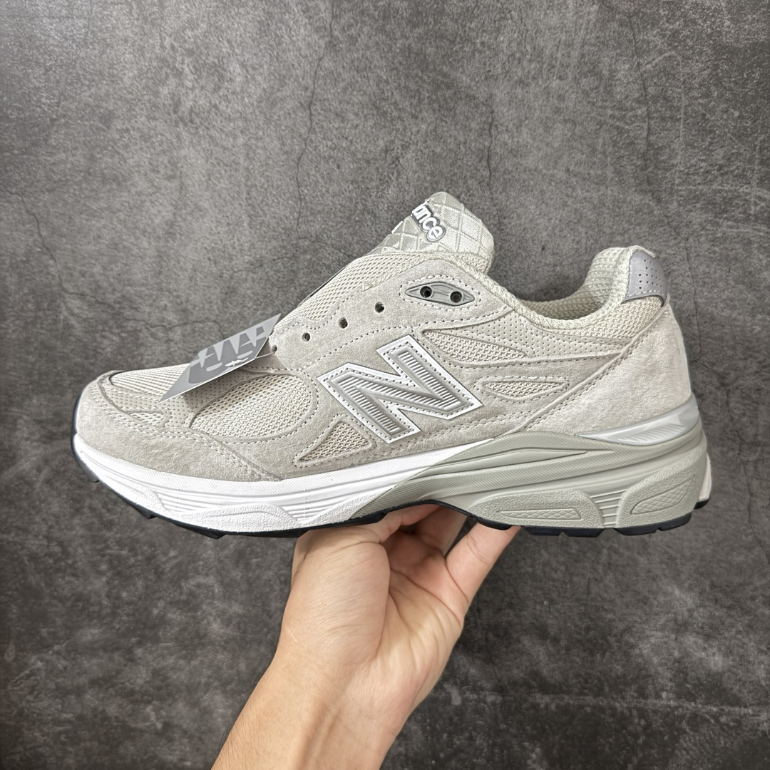 图片[2]-【总裁版】Kith x New Balance U990KT3 新百伦NB990V3 第三代总统复古慢跑鞋 联名灰白色 正确3M反光细节 原楦原纸版开发 正确6层组合底模精密开发 搭载全新碳素中底 后跟透明TPU水晶装饰条稳固 沿用了引以为傲的跑鞋手工技艺 采用猪皮绒面并包裹局部透气网面的鞋身设计 菱网鞋舌上刻有New Balance USA 鞋面依旧身着经典的大热之灰 彰显了其高端的品质身份 尺码：36 37 37.5 38 38.5 39 40 40.5 41.5 42 42.5 43 44 44.5 45 46.5-选品中心