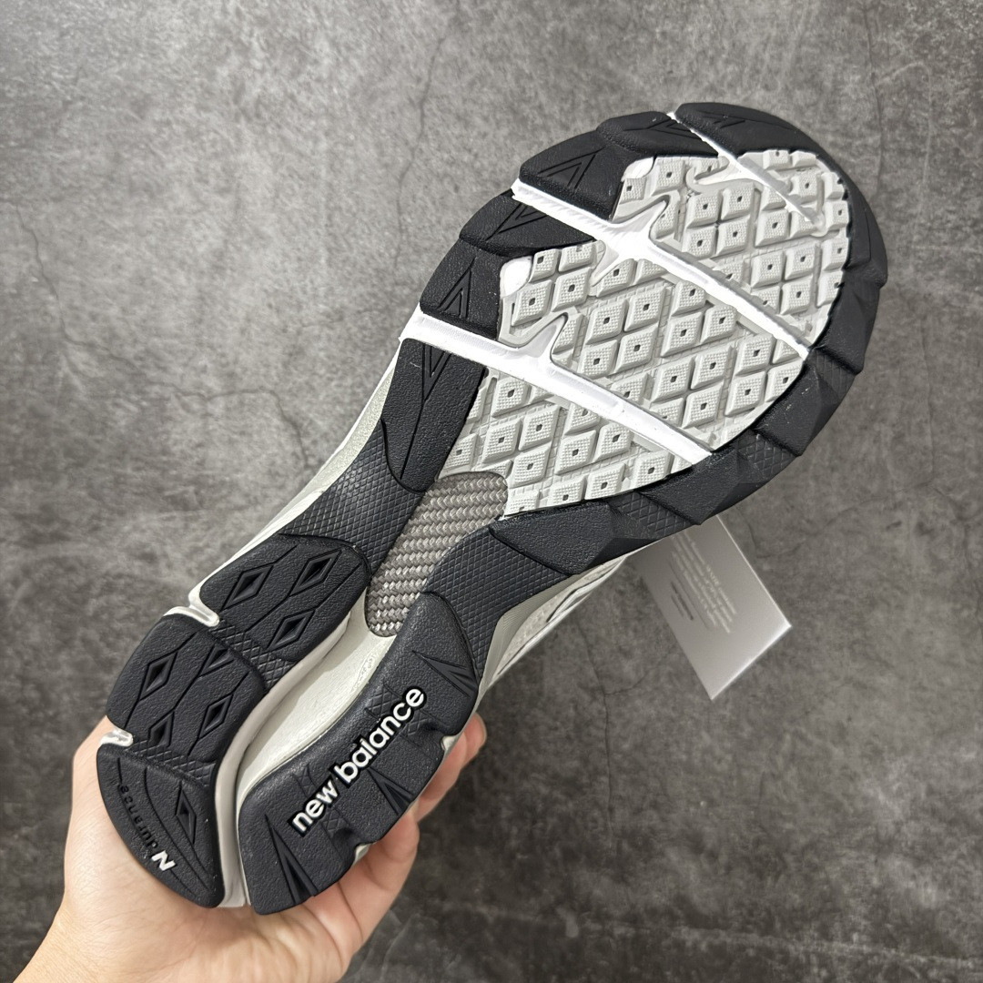 图片[9]-【总裁版】Kith x New Balance U990KT3 新百伦NB990V3 第三代总统复古慢跑鞋 联名灰白色 正确3M反光细节 原楦原纸版开发 正确6层组合底模精密开发 搭载全新碳素中底 后跟透明TPU水晶装饰条稳固 沿用了引以为傲的跑鞋手工技艺 采用猪皮绒面并包裹局部透气网面的鞋身设计 菱网鞋舌上刻有New Balance USA 鞋面依旧身着经典的大热之灰 彰显了其高端的品质身份 尺码：36 37 37.5 38 38.5 39 40 40.5 41.5 42 42.5 43 44 44.5 45 46.5-选品中心