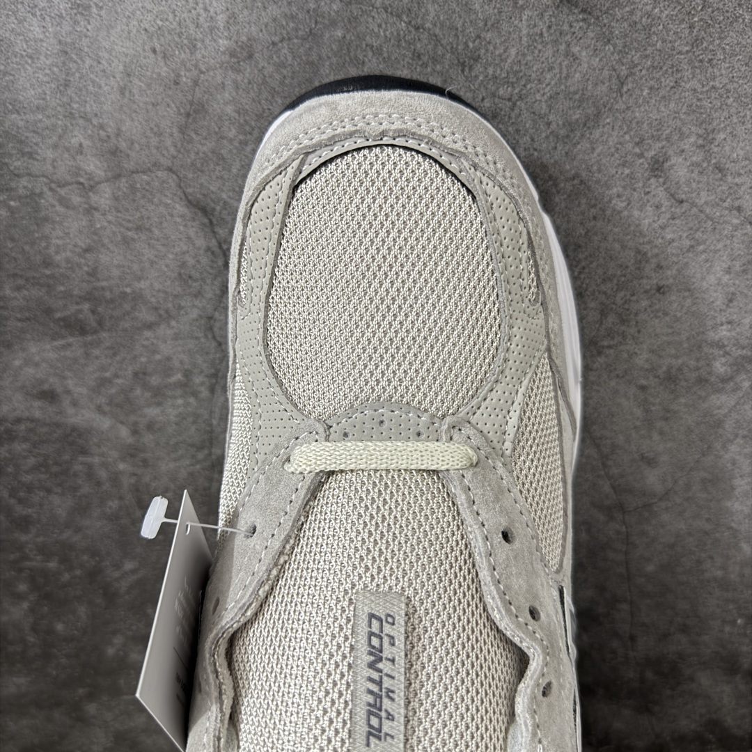 图片[5]-【总裁版】Kith x New Balance U990KT3 新百伦NB990V3 第三代总统复古慢跑鞋 联名灰白色 正确3M反光细节 原楦原纸版开发 正确6层组合底模精密开发 搭载全新碳素中底 后跟透明TPU水晶装饰条稳固 沿用了引以为傲的跑鞋手工技艺 采用猪皮绒面并包裹局部透气网面的鞋身设计 菱网鞋舌上刻有New Balance USA 鞋面依旧身着经典的大热之灰 彰显了其高端的品质身份 尺码：36 37 37.5 38 38.5 39 40 40.5 41.5 42 42.5 43 44 44.5 45 46.5-选品中心