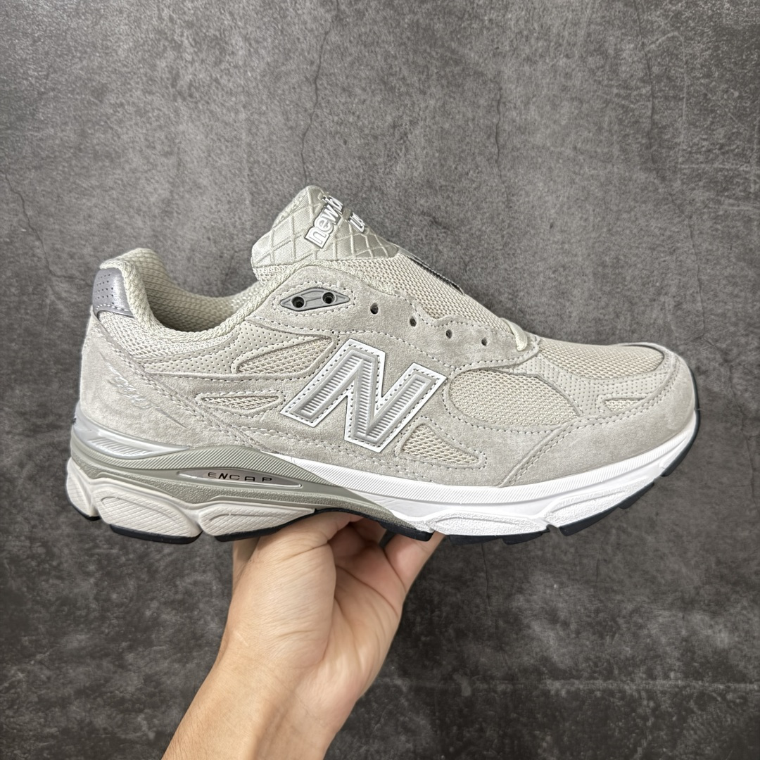 【总裁版】Kith x New Balance U990KT3 新百伦NB990V3 第三代总统复古慢跑鞋 联名灰白色 正确3M反光细节 原楦原纸版开发 正确6层组合底模精密开发 搭载全新碳素中底 后跟透明TPU水晶装饰条稳固 沿用了引以为傲的跑鞋手工技艺 采用猪皮绒面并包裹局部透气网面的鞋身设计 菱网鞋舌上刻有New Balance USA 鞋面依旧身着经典的大热之灰 彰显了其高端的品质身份 尺码：36 37 37.5 38 38.5 39 40 40.5 41.5 42 42.5 43 44 44.5 45 46.5-选品中心