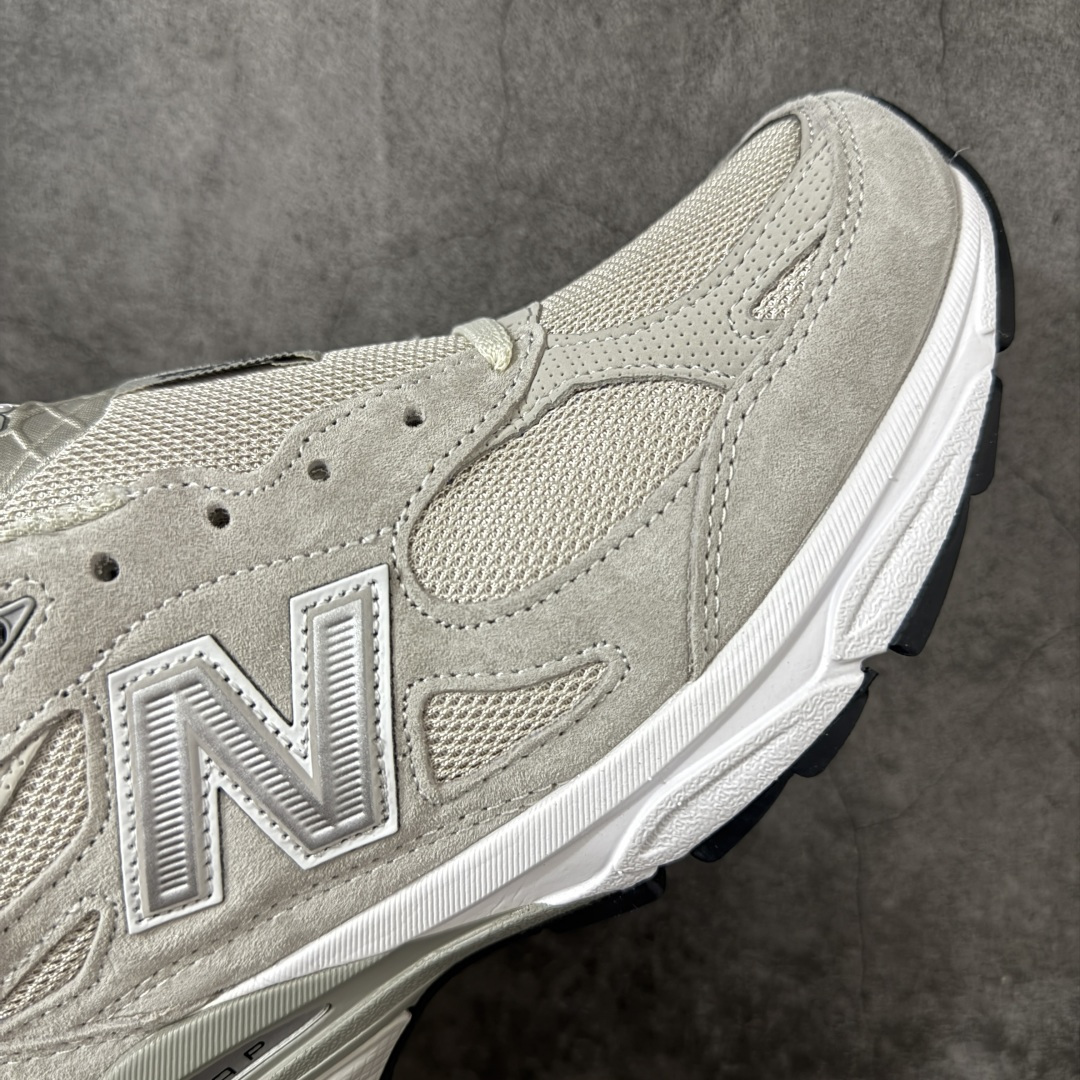 图片[6]-【总裁版】Kith x New Balance U990KT3 新百伦NB990V3 第三代总统复古慢跑鞋 联名灰白色 正确3M反光细节 原楦原纸版开发 正确6层组合底模精密开发 搭载全新碳素中底 后跟透明TPU水晶装饰条稳固 沿用了引以为傲的跑鞋手工技艺 采用猪皮绒面并包裹局部透气网面的鞋身设计 菱网鞋舌上刻有New Balance USA 鞋面依旧身着经典的大热之灰 彰显了其高端的品质身份 尺码：36 37 37.5 38 38.5 39 40 40.5 41.5 42 42.5 43 44 44.5 45 46.5-选品中心