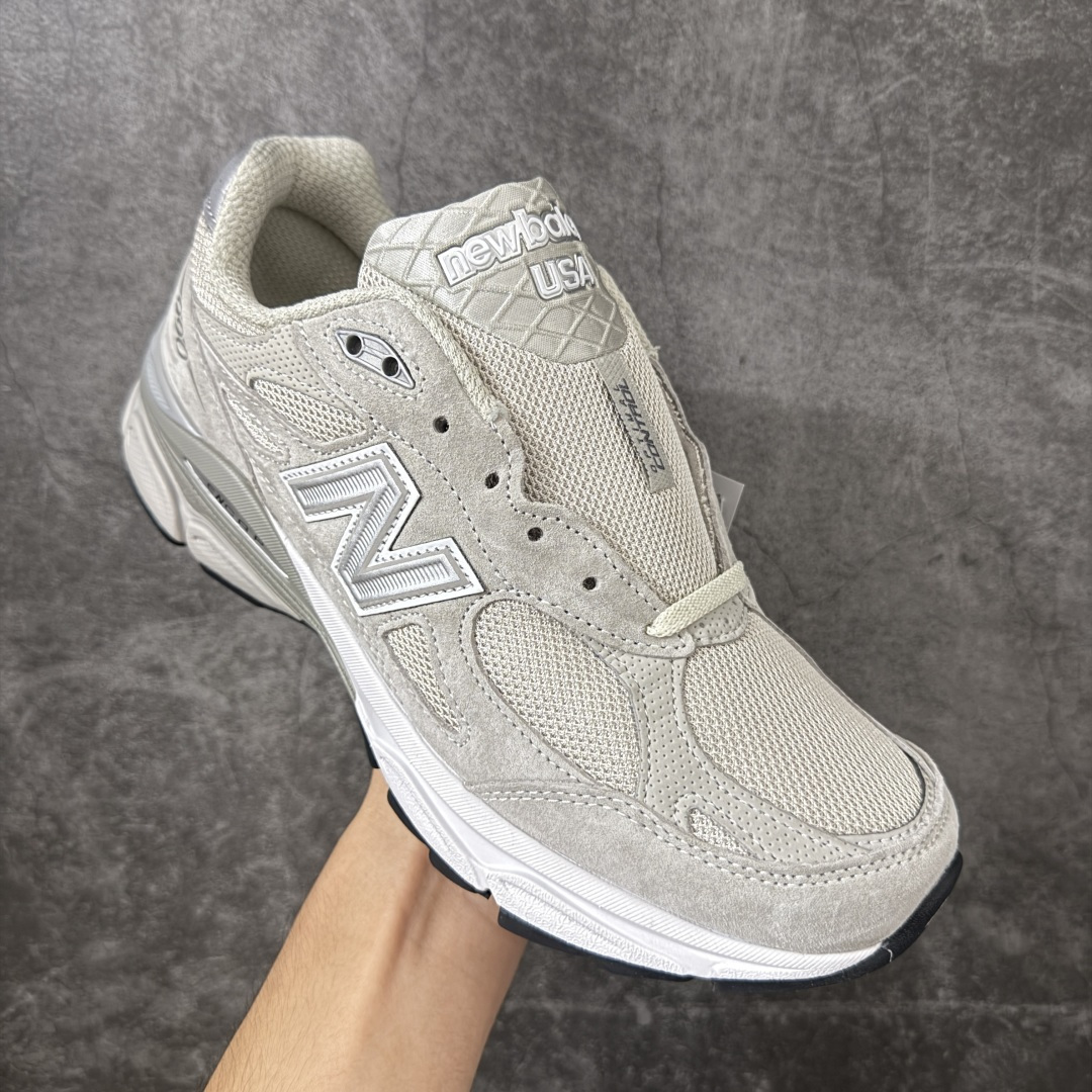 图片[3]-【总裁版】Kith x New Balance U990KT3 新百伦NB990V3 第三代总统复古慢跑鞋 联名灰白色 正确3M反光细节 原楦原纸版开发 正确6层组合底模精密开发 搭载全新碳素中底 后跟透明TPU水晶装饰条稳固 沿用了引以为傲的跑鞋手工技艺 采用猪皮绒面并包裹局部透气网面的鞋身设计 菱网鞋舌上刻有New Balance USA 鞋面依旧身着经典的大热之灰 彰显了其高端的品质身份 尺码：36 37 37.5 38 38.5 39 40 40.5 41.5 42 42.5 43 44 44.5 45 46.5-选品中心