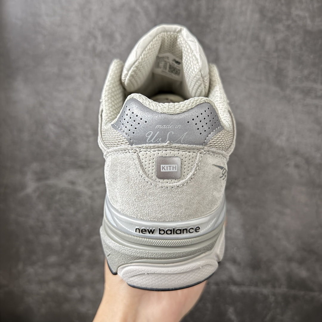 图片[4]-【总裁版】Kith x New Balance U990KT3 新百伦NB990V3 第三代总统复古慢跑鞋 联名灰白色 正确3M反光细节 原楦原纸版开发 正确6层组合底模精密开发 搭载全新碳素中底 后跟透明TPU水晶装饰条稳固 沿用了引以为傲的跑鞋手工技艺 采用猪皮绒面并包裹局部透气网面的鞋身设计 菱网鞋舌上刻有New Balance USA 鞋面依旧身着经典的大热之灰 彰显了其高端的品质身份 尺码：36 37 37.5 38 38.5 39 40 40.5 41.5 42 42.5 43 44 44.5 45 46.5-选品中心