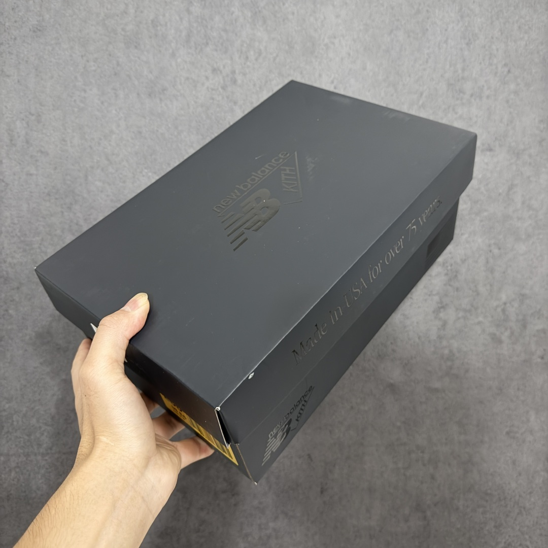 图片[13]-【总裁版】Kith x New Balance U990KT3 新百伦NB990V3 第三代总统复古慢跑鞋 联名灰白色 正确3M反光细节 原楦原纸版开发 正确6层组合底模精密开发 搭载全新碳素中底 后跟透明TPU水晶装饰条稳固 沿用了引以为傲的跑鞋手工技艺 采用猪皮绒面并包裹局部透气网面的鞋身设计 菱网鞋舌上刻有New Balance USA 鞋面依旧身着经典的大热之灰 彰显了其高端的品质身份 尺码：36 37 37.5 38 38.5 39 40 40.5 41.5 42 42.5 43 44 44.5 45 46.5-选品中心
