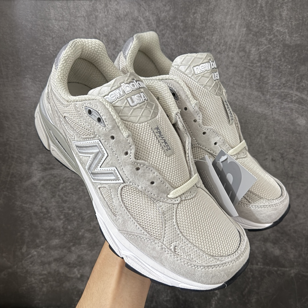 【总裁版】Kith x New Balance U990KT3 新百伦NB990V3 第三代总统复古慢跑鞋 联名灰白色 正确3M反光细节 原楦原纸版开发 正确6层组合底模精密开发 搭载全新碳素中底 后跟透明TPU水晶装饰条稳固 沿用了引以为傲的跑鞋手工技艺 采用猪皮绒面并包裹局部透气网面的鞋身设计 菱网鞋舌上刻有New Balance USA 鞋面依旧身着经典的大热之灰 彰显了其高端的品质身份 尺码：36 37 37.5 38 38.5 39 40 40.5 41.5 42 42.5 43 44 44.5 45 46.5-选品中心