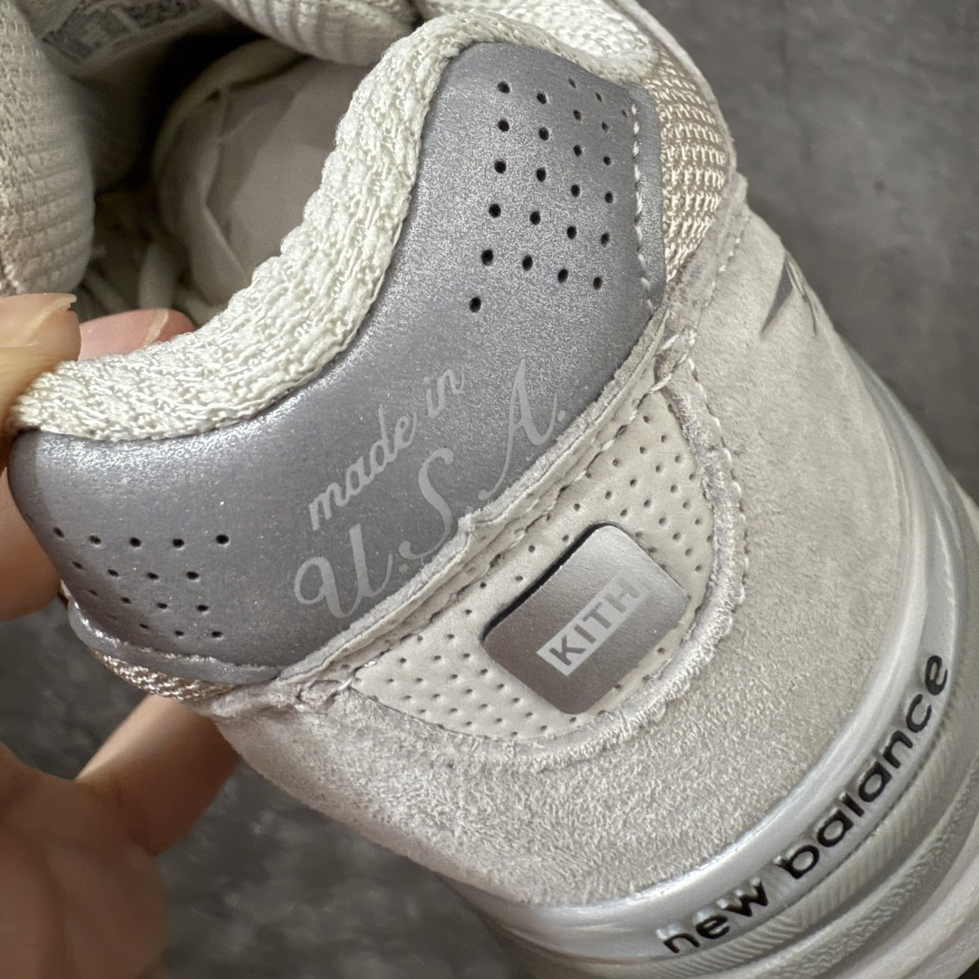 图片[2]-【总裁版】Kith x New Balance U990KT3 新百伦NB990V3 第三代总统复古慢跑鞋 联名灰白色 正确3M反光细节 原楦原纸版开发 正确6层组合底模精密开发 搭载全新碳素中底 后跟透明TPU水晶装饰条稳固 沿用了引以为傲的跑鞋手工技艺 采用猪皮绒面并包裹局部透气网面的鞋身设计 菱网鞋舌上刻有New Balance USA 鞋面依旧身着经典的大热之灰 彰显了其高端的品质身份 尺码：36 37 37.5 38 38.5 39 40 40.5 41.5 42 42.5 43 44 44.5 45 46.5-选品中心