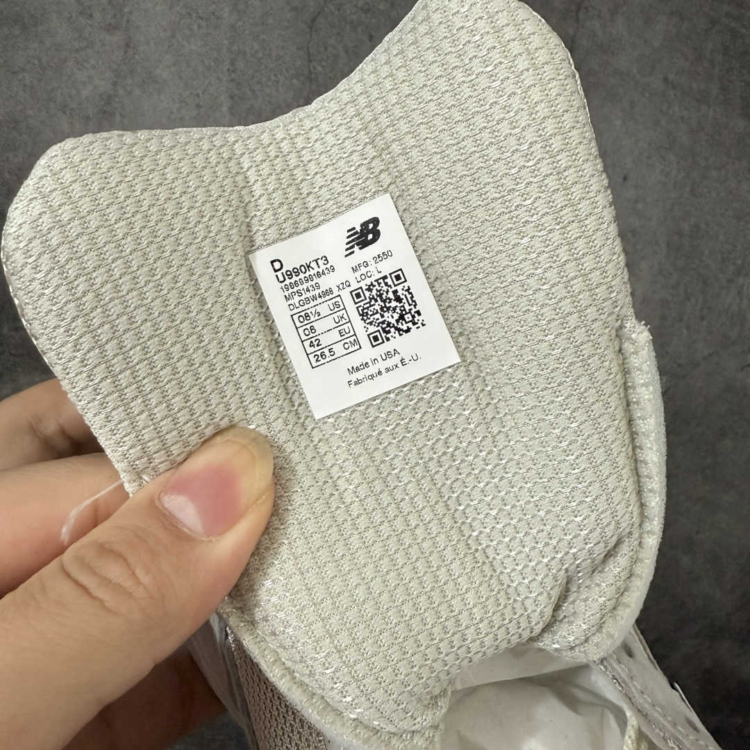 图片[8]-【总裁版】Kith x New Balance U990KT3 新百伦NB990V3 第三代总统复古慢跑鞋 联名灰白色 正确3M反光细节 原楦原纸版开发 正确6层组合底模精密开发 搭载全新碳素中底 后跟透明TPU水晶装饰条稳固 沿用了引以为傲的跑鞋手工技艺 采用猪皮绒面并包裹局部透气网面的鞋身设计 菱网鞋舌上刻有New Balance USA 鞋面依旧身着经典的大热之灰 彰显了其高端的品质身份 尺码：36 37 37.5 38 38.5 39 40 40.5 41.5 42 42.5 43 44 44.5 45 46.5-选品中心