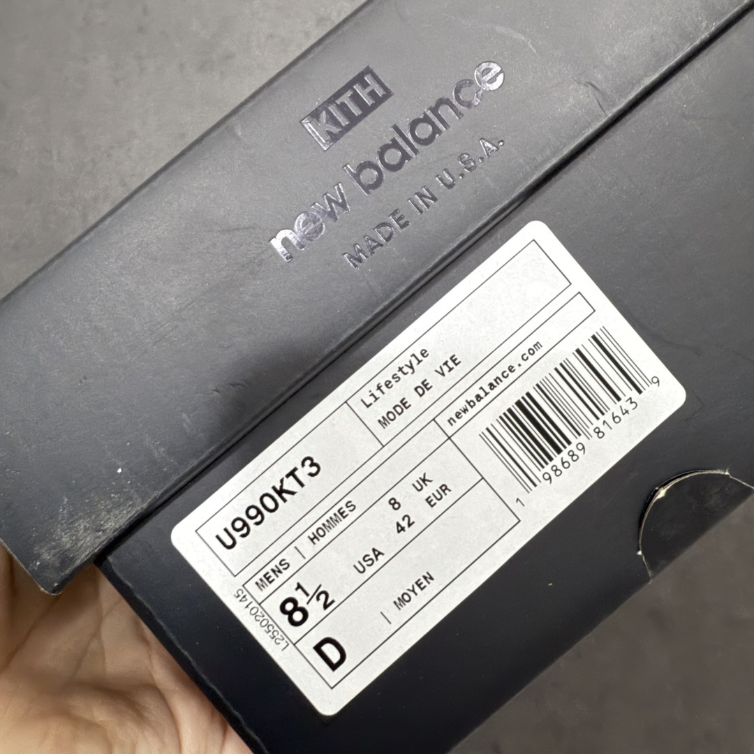 图片[12]-【总裁版】Kith x New Balance U990KT3 新百伦NB990V3 第三代总统复古慢跑鞋 联名灰白色 正确3M反光细节 原楦原纸版开发 正确6层组合底模精密开发 搭载全新碳素中底 后跟透明TPU水晶装饰条稳固 沿用了引以为傲的跑鞋手工技艺 采用猪皮绒面并包裹局部透气网面的鞋身设计 菱网鞋舌上刻有New Balance USA 鞋面依旧身着经典的大热之灰 彰显了其高端的品质身份 尺码：36 37 37.5 38 38.5 39 40 40.5 41.5 42 42.5 43 44 44.5 45 46.5-选品中心