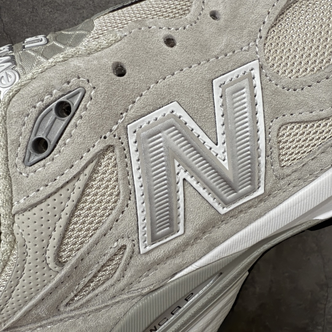 图片[4]-【总裁版】Kith x New Balance U990KT3 新百伦NB990V3 第三代总统复古慢跑鞋 联名灰白色 正确3M反光细节 原楦原纸版开发 正确6层组合底模精密开发 搭载全新碳素中底 后跟透明TPU水晶装饰条稳固 沿用了引以为傲的跑鞋手工技艺 采用猪皮绒面并包裹局部透气网面的鞋身设计 菱网鞋舌上刻有New Balance USA 鞋面依旧身着经典的大热之灰 彰显了其高端的品质身份 尺码：36 37 37.5 38 38.5 39 40 40.5 41.5 42 42.5 43 44 44.5 45 46.5-选品中心