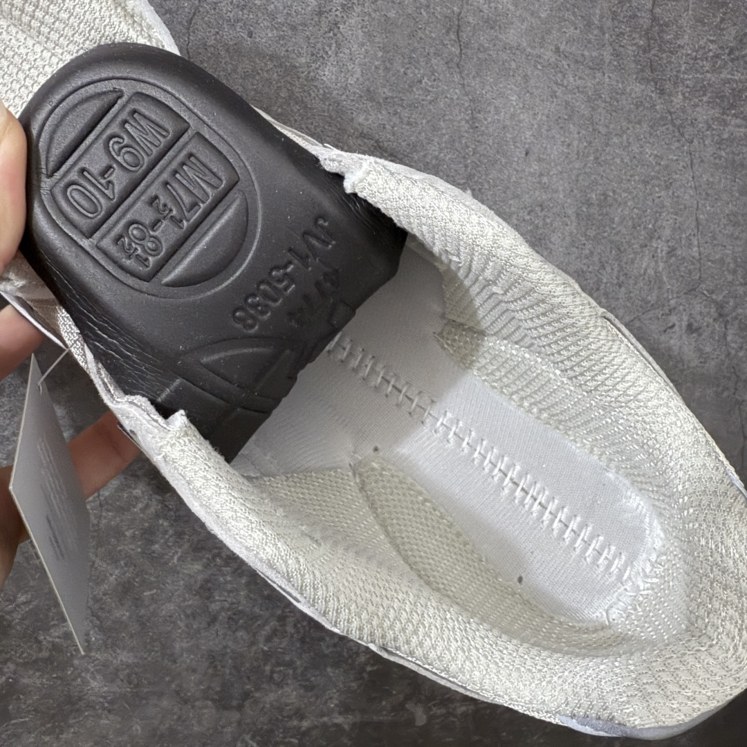 图片[10]-【总裁版】Kith x New Balance U990KT3 新百伦NB990V3 第三代总统复古慢跑鞋 联名灰白色 正确3M反光细节 原楦原纸版开发 正确6层组合底模精密开发 搭载全新碳素中底 后跟透明TPU水晶装饰条稳固 沿用了引以为傲的跑鞋手工技艺 采用猪皮绒面并包裹局部透气网面的鞋身设计 菱网鞋舌上刻有New Balance USA 鞋面依旧身着经典的大热之灰 彰显了其高端的品质身份 尺码：36 37 37.5 38 38.5 39 40 40.5 41.5 42 42.5 43 44 44.5 45 46.5-选品中心
