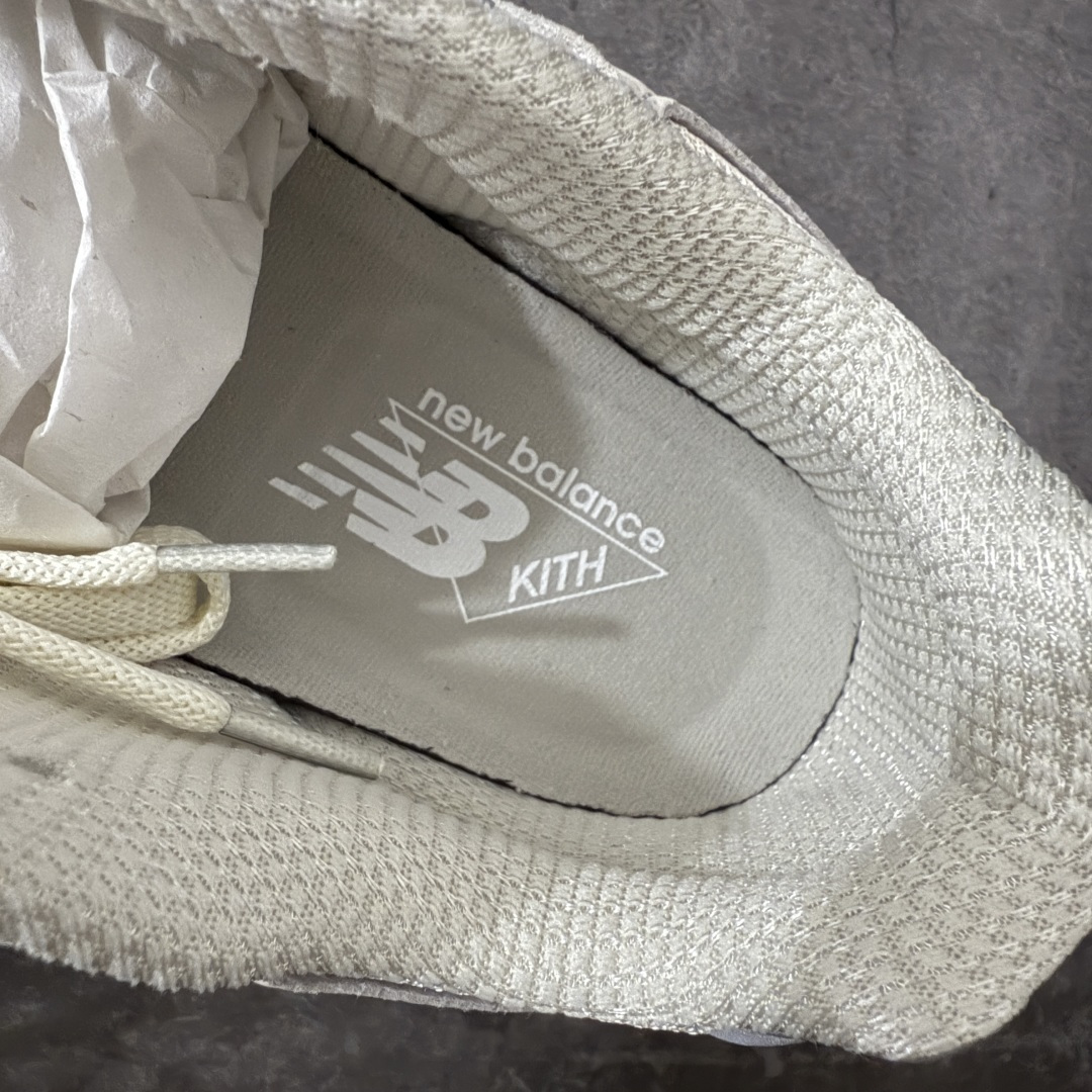 图片[9]-【总裁版】Kith x New Balance U990KT3 新百伦NB990V3 第三代总统复古慢跑鞋 联名灰白色 正确3M反光细节 原楦原纸版开发 正确6层组合底模精密开发 搭载全新碳素中底 后跟透明TPU水晶装饰条稳固 沿用了引以为傲的跑鞋手工技艺 采用猪皮绒面并包裹局部透气网面的鞋身设计 菱网鞋舌上刻有New Balance USA 鞋面依旧身着经典的大热之灰 彰显了其高端的品质身份 尺码：36 37 37.5 38 38.5 39 40 40.5 41.5 42 42.5 43 44 44.5 45 46.5-选品中心