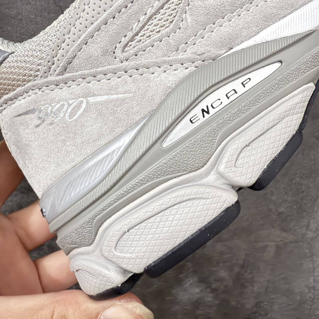 图片[3]-【总裁版】Kith x New Balance U990KT3 新百伦NB990V3 第三代总统复古慢跑鞋 联名灰白色 正确3M反光细节 原楦原纸版开发 正确6层组合底模精密开发 搭载全新碳素中底 后跟透明TPU水晶装饰条稳固 沿用了引以为傲的跑鞋手工技艺 采用猪皮绒面并包裹局部透气网面的鞋身设计 菱网鞋舌上刻有New Balance USA 鞋面依旧身着经典的大热之灰 彰显了其高端的品质身份 尺码：36 37 37.5 38 38.5 39 40 40.5 41.5 42 42.5 43 44 44.5 45 46.5-选品中心
