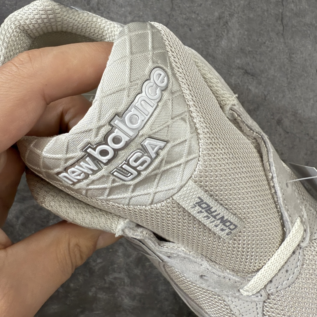 图片[7]-【总裁版】Kith x New Balance U990KT3 新百伦NB990V3 第三代总统复古慢跑鞋 联名灰白色 正确3M反光细节 原楦原纸版开发 正确6层组合底模精密开发 搭载全新碳素中底 后跟透明TPU水晶装饰条稳固 沿用了引以为傲的跑鞋手工技艺 采用猪皮绒面并包裹局部透气网面的鞋身设计 菱网鞋舌上刻有New Balance USA 鞋面依旧身着经典的大热之灰 彰显了其高端的品质身份 尺码：36 37 37.5 38 38.5 39 40 40.5 41.5 42 42.5 43 44 44.5 45 46.5-选品中心
