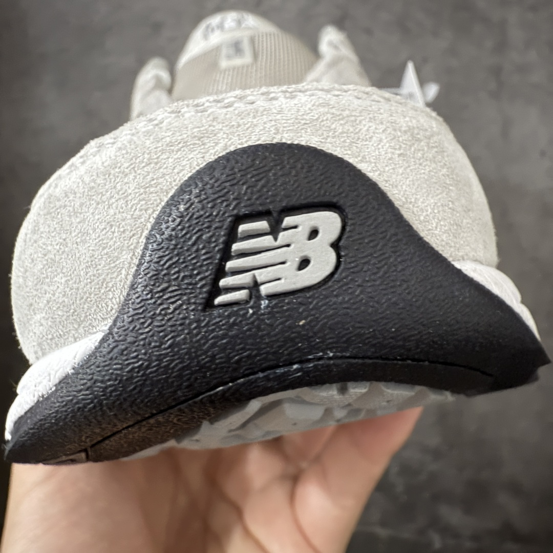 图片[6]-【总裁版】Kith x New Balance U990KT3 新百伦NB990V3 第三代总统复古慢跑鞋 联名灰白色 正确3M反光细节 原楦原纸版开发 正确6层组合底模精密开发 搭载全新碳素中底 后跟透明TPU水晶装饰条稳固 沿用了引以为傲的跑鞋手工技艺 采用猪皮绒面并包裹局部透气网面的鞋身设计 菱网鞋舌上刻有New Balance USA 鞋面依旧身着经典的大热之灰 彰显了其高端的品质身份 尺码：36 37 37.5 38 38.5 39 40 40.5 41.5 42 42.5 43 44 44.5 45 46.5-选品中心