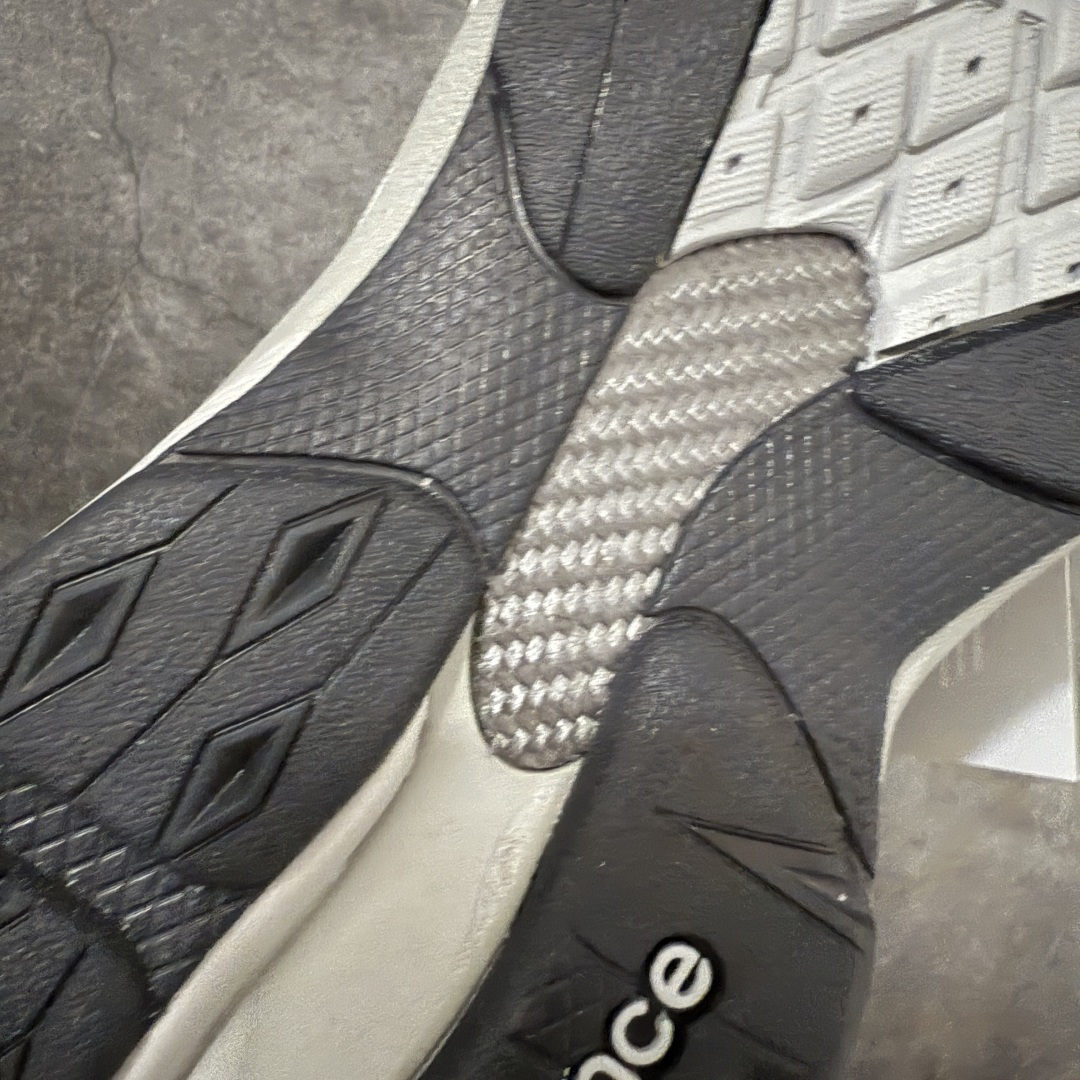 图片[11]-【总裁版】Kith x New Balance U990KT3 新百伦NB990V3 第三代总统复古慢跑鞋 联名灰白色 正确3M反光细节 原楦原纸版开发 正确6层组合底模精密开发 搭载全新碳素中底 后跟透明TPU水晶装饰条稳固 沿用了引以为傲的跑鞋手工技艺 采用猪皮绒面并包裹局部透气网面的鞋身设计 菱网鞋舌上刻有New Balance USA 鞋面依旧身着经典的大热之灰 彰显了其高端的品质身份 尺码：36 37 37.5 38 38.5 39 40 40.5 41.5 42 42.5 43 44 44.5 45 46.5-选品中心