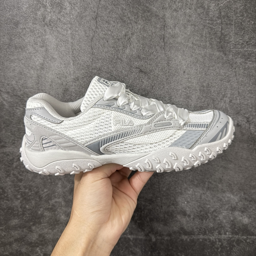 【纯原版】韩素希同款 斐乐 FILA ECHAPPE 2 跳跳鞋二代 2026夏季新款 薄底复古休闲运动鞋 透气网布拼接哑光皮革，双层缎面丝带鞋带温柔有层次感，大面积网眼透气不闷脚。狼牙锯齿防滑橡胶外底抓地耐磨，轻量化薄底久走不累脚。户外复古轮廓搭配柔美元素，清爽灰白配色百搭耐看，适配夏日短裙、休闲长裤，少女感日常通勤、出游首选运动鞋。 尺码：35.5 36 36.5 37 38 38.5 39 40-选品中心