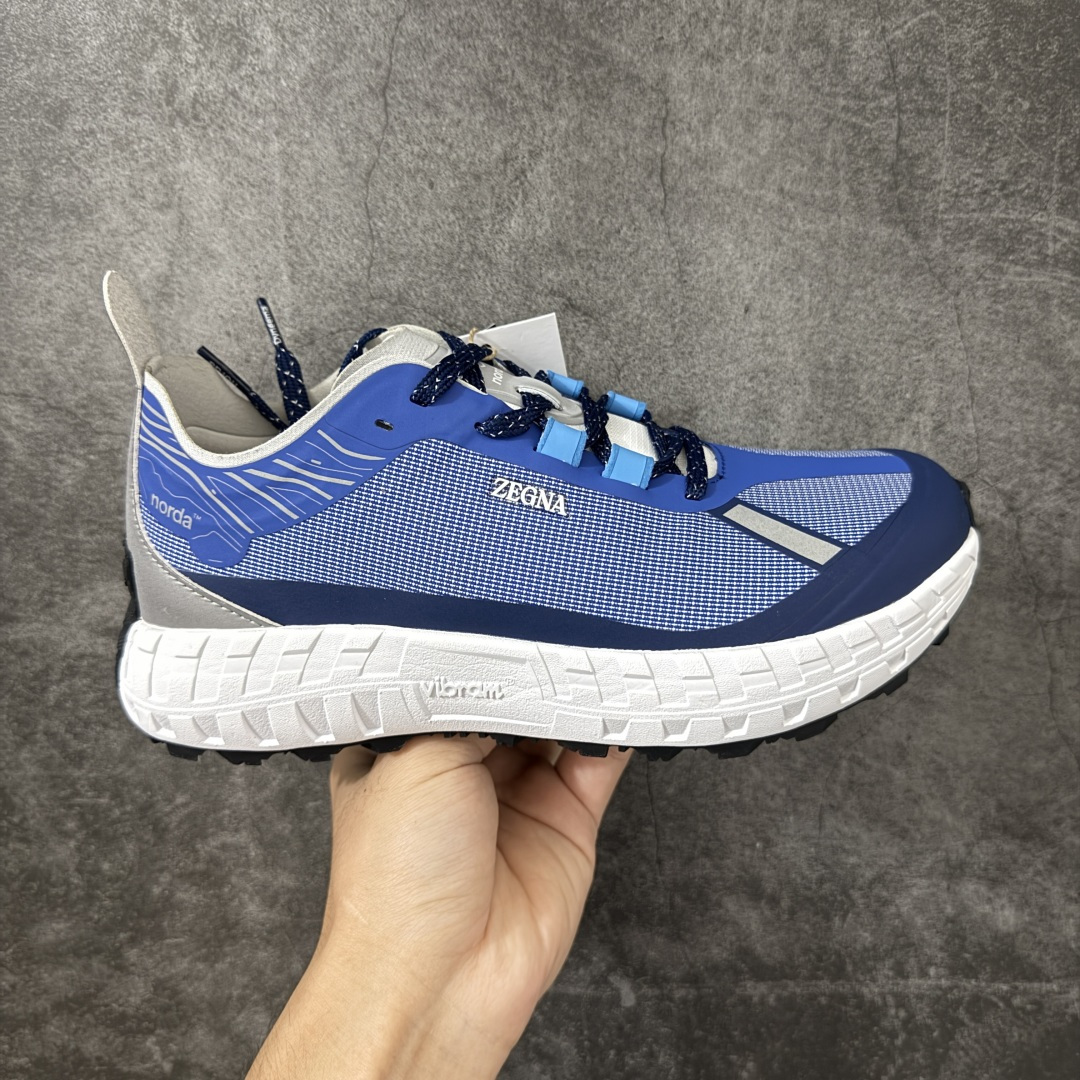 【AY纯原】ZEGNA x NORDA 001 M 杰尼亚 诺达 徒步山地碎石路 越野跑鞋系列！ 全新版本 大厂纯原 NORDA史上最轻量的越野竞速鞋款 Bio-Dyneema生物基纤维鞋面防撕耐磨且疏水，竞速场景减负显著。Vibram Megagrip Elite 超轻竞速大底提供顶级抓地力。100%Arnitel TPEE中底高回弹缓震，长距离脚感持续有力。偏宽鞋楦设计，适配正常足宽. 越野跑休闲跑步最佳选择。 尺码：36-46-选品中心