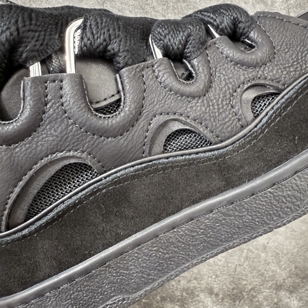 图片[4]-【YH纯原版】 Lanvin Leather Curb Sneakers 浪凡面包鞋 现货 原版1：1开模重工艺制作 面料采用进口牛磨砂➕环保牛反绒➕金钢网织物 内里柔软透气太空棉面料 原版开模双色TPU大底 顶级品质 区别市场流通其他货品 Leather是一款灵感源自90年代的运动鞋 设计自信 尺寸夸张 这款鞋由纳帕小牛皮、翻毛皮和网眼布制成 圆润的外形、加垫的鞋舌和弯曲的金属孔眼使这款精心打造的鞋格外舒适 尺码：36-47-选品中心