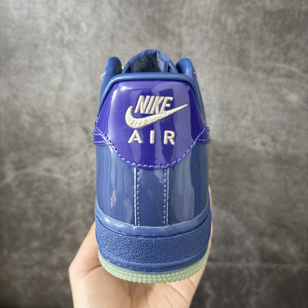 图片[4]-【SF外贸特供】NK AIR Force 1 Low 空军一号漆皮 蓝紫 IO4489-400 独家全新2026档案数据 原厂Sadesa D9皮料 细纹排气孔完全一致 质感非市场通货可碰瓷 全鞋零荧光线 随意冲正 全新鱼鳞纹大底 咬花纹路更加清晰 全新排版鞋头倒置五角星 五角星对比旧版老版本 间距大 星星缩小 全套官方原配件 全鞋电脑针车 工整有序 视觉效果满分 原厂拉帮手法 标准四线 密度针距针孔大小控制到位 原装反口里网布海绵 正确卡色网眼大小 新版鞋撑改用纸团代替 原厂港宝加持完美还原灵魂版型 从里到外百分百还原 内置Sole气垫 中底白色背胶 已经无限的接近公司 原厂楦头 原厂刺绣 后跟弧度完美 独家私模最大开发到48.5 尺码：35.5 36 36.5 37.5 38 38.5 39 40 40.5 41 42 42.5 43 44 44.5 45 46 47.5 48.5-选品中心