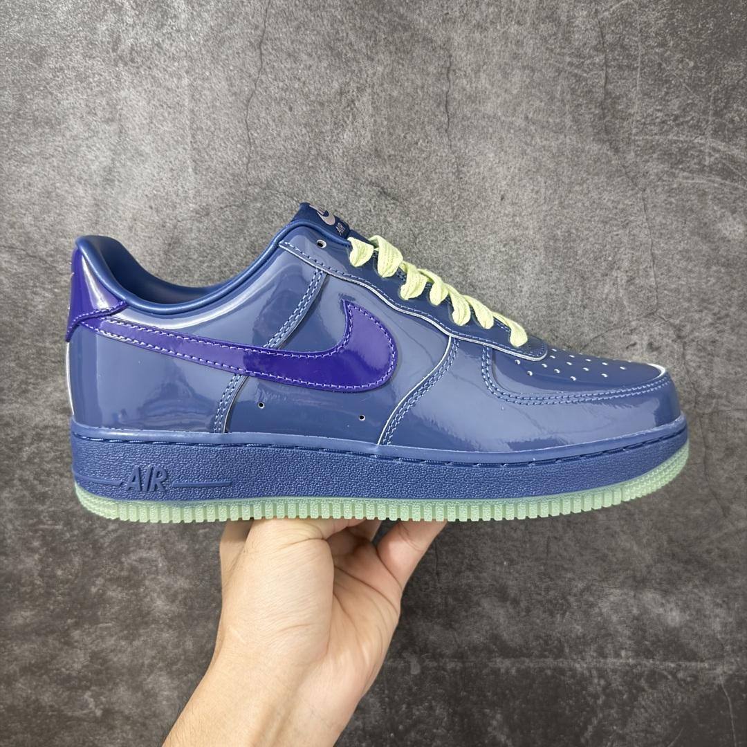 【SF外贸特供】NK AIR Force 1 Low 空军一号漆皮 蓝紫 IO4489-400 独家全新2026档案数据 原厂Sadesa D9皮料 细纹排气孔完全一致 质感非市场通货可碰瓷 全鞋零荧光线 随意冲正 全新鱼鳞纹大底 咬花纹路更加清晰 全新排版鞋头倒置五角星 五角星对比旧版老版本 间距大 星星缩小 全套官方原配件 全鞋电脑针车 工整有序 视觉效果满分 原厂拉帮手法 标准四线 密度针距针孔大小控制到位 原装反口里网布海绵 正确卡色网眼大小 新版鞋撑改用纸团代替 原厂港宝加持完美还原灵魂版型 从里到外百分百还原 内置Sole气垫 中底白色背胶 已经无限的接近公司 原厂楦头 原厂刺绣 后跟弧度完美 独家私模最大开发到48.5 尺码：35.5 36 36.5 37.5 38 38.5 39 40 40.5 41 42 42.5 43 44 44.5 45 46 47.5 48.5-选品中心