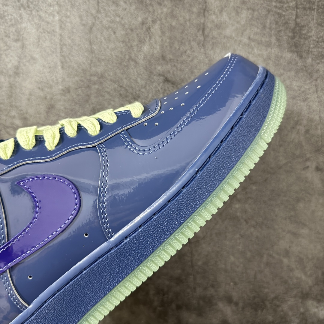 图片[6]-【SF外贸特供】NK AIR Force 1 Low 空军一号漆皮 蓝紫 IO4489-400 独家全新2026档案数据 原厂Sadesa D9皮料 细纹排气孔完全一致 质感非市场通货可碰瓷 全鞋零荧光线 随意冲正 全新鱼鳞纹大底 咬花纹路更加清晰 全新排版鞋头倒置五角星 五角星对比旧版老版本 间距大 星星缩小 全套官方原配件 全鞋电脑针车 工整有序 视觉效果满分 原厂拉帮手法 标准四线 密度针距针孔大小控制到位 原装反口里网布海绵 正确卡色网眼大小 新版鞋撑改用纸团代替 原厂港宝加持完美还原灵魂版型 从里到外百分百还原 内置Sole气垫 中底白色背胶 已经无限的接近公司 原厂楦头 原厂刺绣 后跟弧度完美 独家私模最大开发到48.5 尺码：35.5 36 36.5 37.5 38 38.5 39 40 40.5 41 42 42.5 43 44 44.5 45 46 47.5 48.5-选品中心