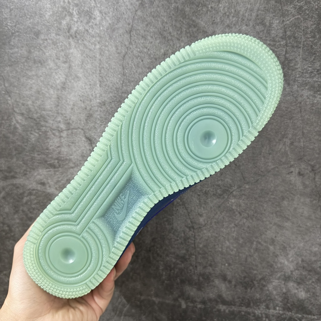 图片[9]-【SF外贸特供】NK AIR Force 1 Low 空军一号漆皮 蓝紫 IO4489-400 独家全新2026档案数据 原厂Sadesa D9皮料 细纹排气孔完全一致 质感非市场通货可碰瓷 全鞋零荧光线 随意冲正 全新鱼鳞纹大底 咬花纹路更加清晰 全新排版鞋头倒置五角星 五角星对比旧版老版本 间距大 星星缩小 全套官方原配件 全鞋电脑针车 工整有序 视觉效果满分 原厂拉帮手法 标准四线 密度针距针孔大小控制到位 原装反口里网布海绵 正确卡色网眼大小 新版鞋撑改用纸团代替 原厂港宝加持完美还原灵魂版型 从里到外百分百还原 内置Sole气垫 中底白色背胶 已经无限的接近公司 原厂楦头 原厂刺绣 后跟弧度完美 独家私模最大开发到48.5 尺码：35.5 36 36.5 37.5 38 38.5 39 40 40.5 41 42 42.5 43 44 44.5 45 46 47.5 48.5-选品中心