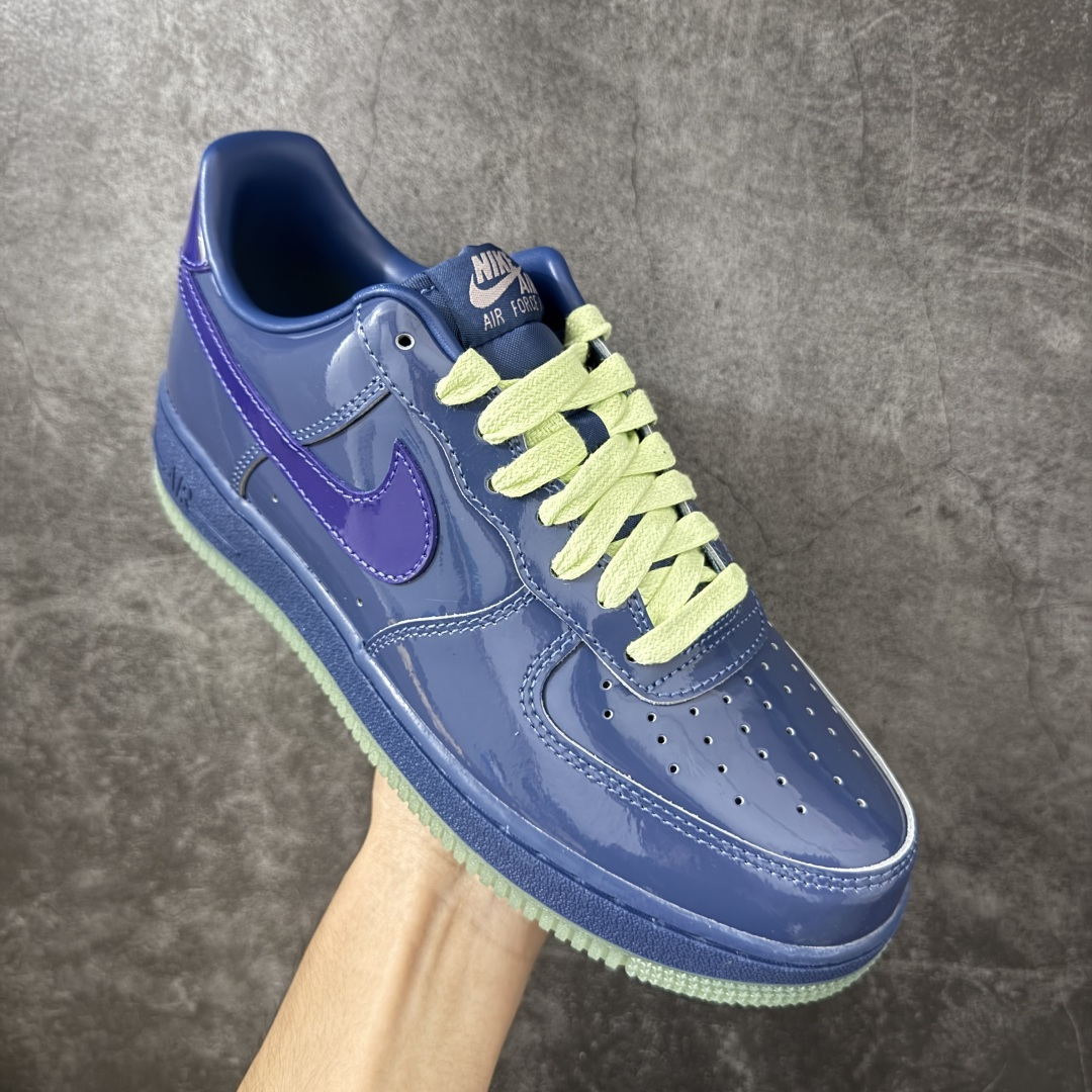 图片[3]-【SF外贸特供】NK AIR Force 1 Low 空军一号漆皮 蓝紫 IO4489-400 独家全新2026档案数据 原厂Sadesa D9皮料 细纹排气孔完全一致 质感非市场通货可碰瓷 全鞋零荧光线 随意冲正 全新鱼鳞纹大底 咬花纹路更加清晰 全新排版鞋头倒置五角星 五角星对比旧版老版本 间距大 星星缩小 全套官方原配件 全鞋电脑针车 工整有序 视觉效果满分 原厂拉帮手法 标准四线 密度针距针孔大小控制到位 原装反口里网布海绵 正确卡色网眼大小 新版鞋撑改用纸团代替 原厂港宝加持完美还原灵魂版型 从里到外百分百还原 内置Sole气垫 中底白色背胶 已经无限的接近公司 原厂楦头 原厂刺绣 后跟弧度完美 独家私模最大开发到48.5 尺码：35.5 36 36.5 37.5 38 38.5 39 40 40.5 41 42 42.5 43 44 44.5 45 46 47.5 48.5-选品中心