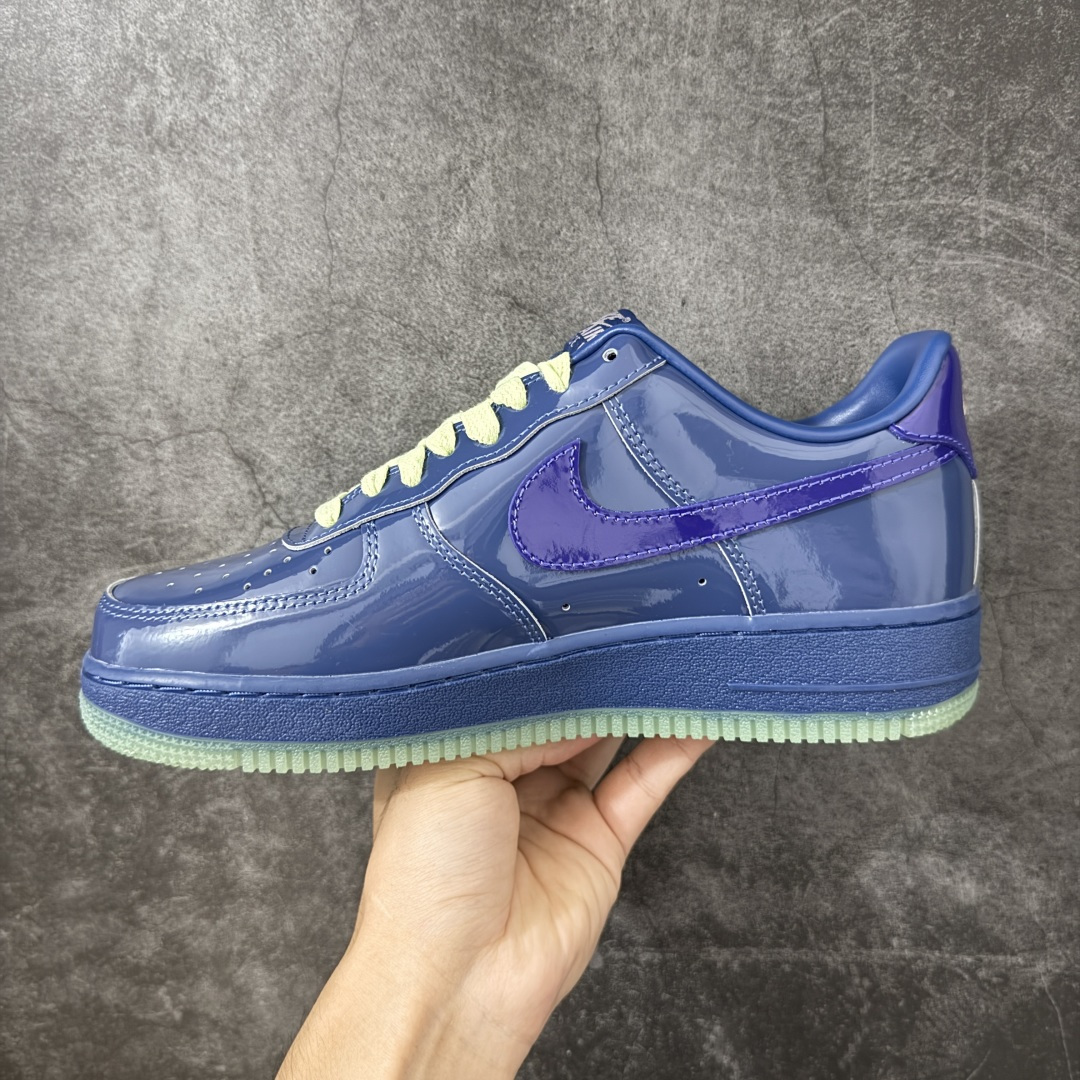 图片[2]-【SF外贸特供】NK AIR Force 1 Low 空军一号漆皮 蓝紫 IO4489-400 独家全新2026档案数据 原厂Sadesa D9皮料 细纹排气孔完全一致 质感非市场通货可碰瓷 全鞋零荧光线 随意冲正 全新鱼鳞纹大底 咬花纹路更加清晰 全新排版鞋头倒置五角星 五角星对比旧版老版本 间距大 星星缩小 全套官方原配件 全鞋电脑针车 工整有序 视觉效果满分 原厂拉帮手法 标准四线 密度针距针孔大小控制到位 原装反口里网布海绵 正确卡色网眼大小 新版鞋撑改用纸团代替 原厂港宝加持完美还原灵魂版型 从里到外百分百还原 内置Sole气垫 中底白色背胶 已经无限的接近公司 原厂楦头 原厂刺绣 后跟弧度完美 独家私模最大开发到48.5 尺码：35.5 36 36.5 37.5 38 38.5 39 40 40.5 41 42 42.5 43 44 44.5 45 46 47.5 48.5-选品中心