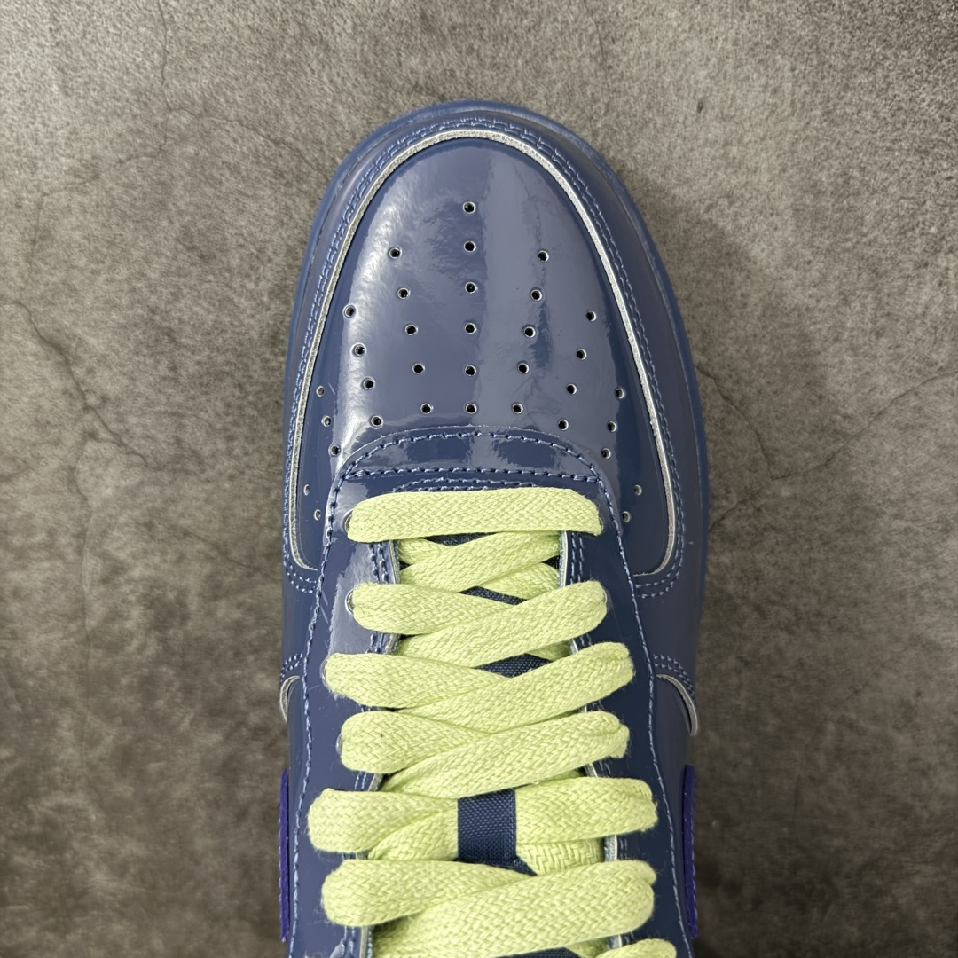 图片[5]-【SF外贸特供】NK AIR Force 1 Low 空军一号漆皮 蓝紫 IO4489-400 独家全新2026档案数据 原厂Sadesa D9皮料 细纹排气孔完全一致 质感非市场通货可碰瓷 全鞋零荧光线 随意冲正 全新鱼鳞纹大底 咬花纹路更加清晰 全新排版鞋头倒置五角星 五角星对比旧版老版本 间距大 星星缩小 全套官方原配件 全鞋电脑针车 工整有序 视觉效果满分 原厂拉帮手法 标准四线 密度针距针孔大小控制到位 原装反口里网布海绵 正确卡色网眼大小 新版鞋撑改用纸团代替 原厂港宝加持完美还原灵魂版型 从里到外百分百还原 内置Sole气垫 中底白色背胶 已经无限的接近公司 原厂楦头 原厂刺绣 后跟弧度完美 独家私模最大开发到48.5 尺码：35.5 36 36.5 37.5 38 38.5 39 40 40.5 41 42 42.5 43 44 44.5 45 46 47.5 48.5-选品中心