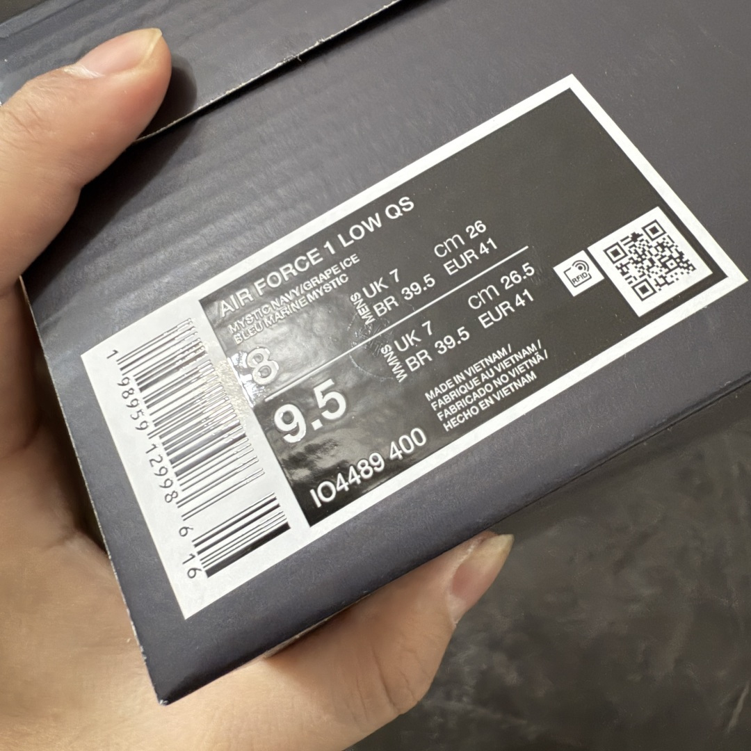 图片[10]-【SF外贸特供】NK AIR Force 1 Low 空军一号漆皮 蓝紫 IO4489-400 独家全新2026档案数据 原厂Sadesa D9皮料 细纹排气孔完全一致 质感非市场通货可碰瓷 全鞋零荧光线 随意冲正 全新鱼鳞纹大底 咬花纹路更加清晰 全新排版鞋头倒置五角星 五角星对比旧版老版本 间距大 星星缩小 全套官方原配件 全鞋电脑针车 工整有序 视觉效果满分 原厂拉帮手法 标准四线 密度针距针孔大小控制到位 原装反口里网布海绵 正确卡色网眼大小 新版鞋撑改用纸团代替 原厂港宝加持完美还原灵魂版型 从里到外百分百还原 内置Sole气垫 中底白色背胶 已经无限的接近公司 原厂楦头 原厂刺绣 后跟弧度完美 独家私模最大开发到48.5 尺码：35.5 36 36.5 37.5 38 38.5 39 40 40.5 41 42 42.5 43 44 44.5 45 46 47.5 48.5-选品中心