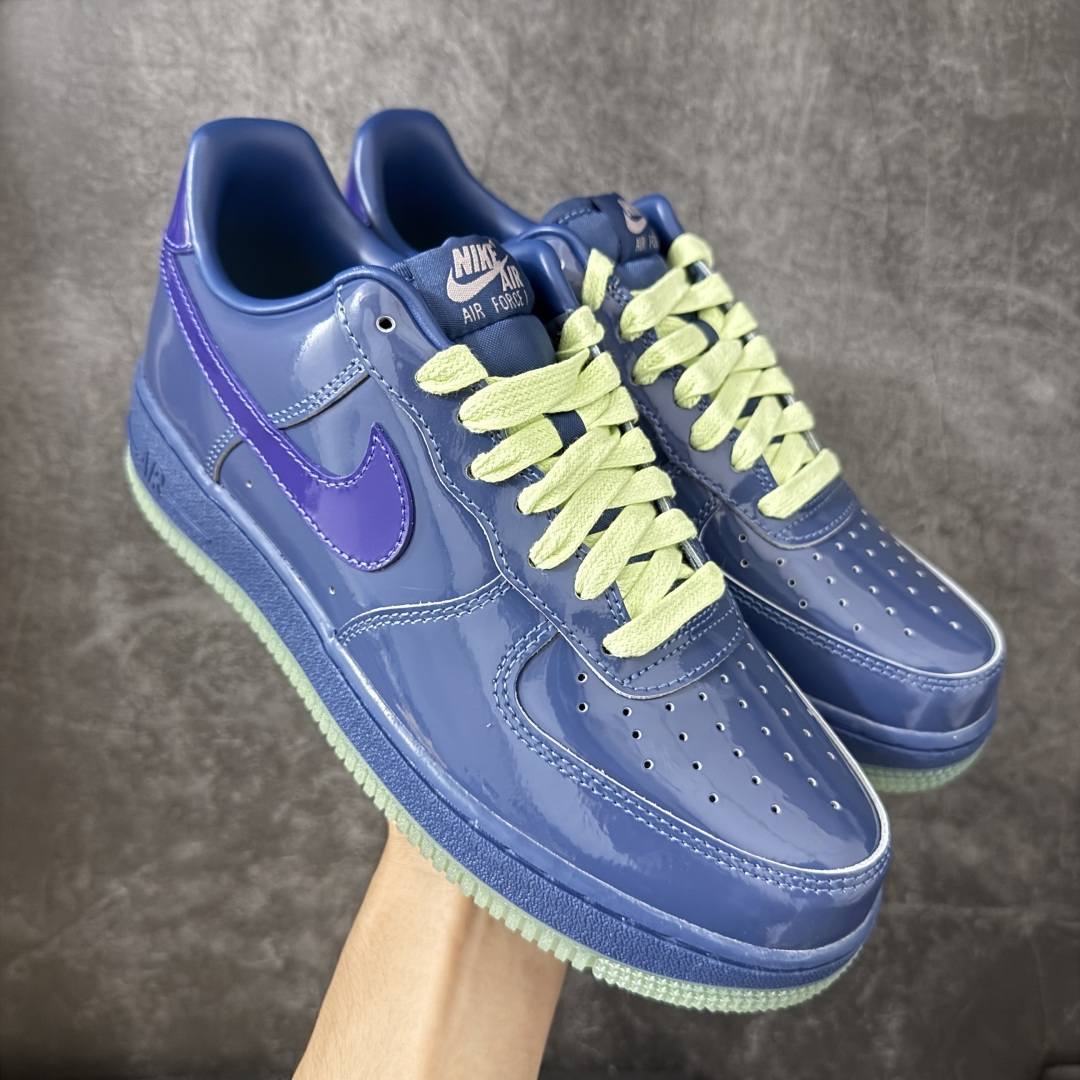 【SF外贸特供】NK AIR Force 1 Low 空军一号漆皮 蓝紫 IO4489-400 独家全新2026档案数据 原厂Sadesa D9皮料 细纹排气孔完全一致 质感非市场通货可碰瓷 全鞋零荧光线 随意冲正 全新鱼鳞纹大底 咬花纹路更加清晰 全新排版鞋头倒置五角星 五角星对比旧版老版本 间距大 星星缩小 全套官方原配件 全鞋电脑针车 工整有序 视觉效果满分 原厂拉帮手法 标准四线 密度针距针孔大小控制到位 原装反口里网布海绵 正确卡色网眼大小 新版鞋撑改用纸团代替 原厂港宝加持完美还原灵魂版型 从里到外百分百还原 内置Sole气垫 中底白色背胶 已经无限的接近公司 原厂楦头 原厂刺绣 后跟弧度完美 独家私模最大开发到48.5 尺码：35.5 36 36.5 37.5 38 38.5 39 40 40.5 41 42 42.5 43 44 44.5 45 46 47.5 48.5-选品中心