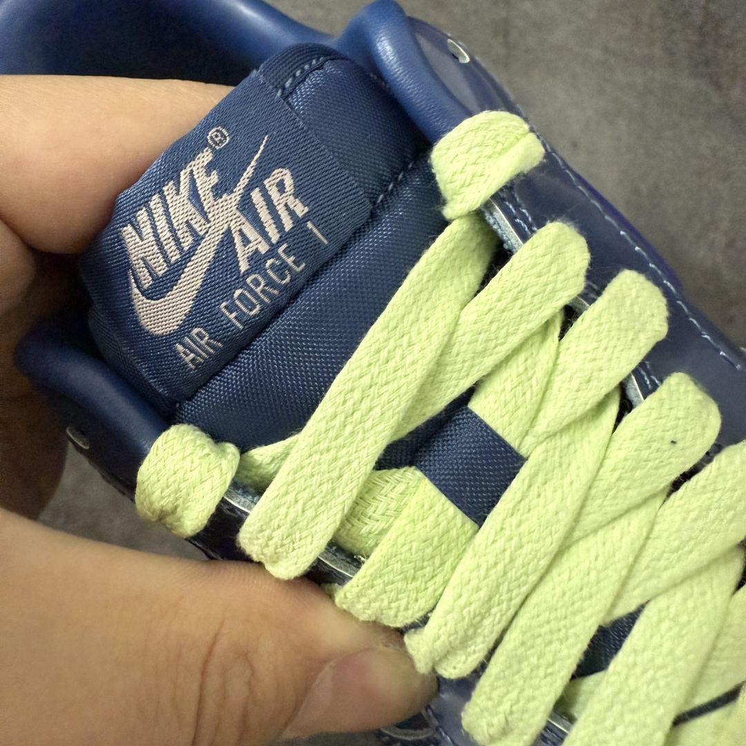 图片[6]-【SF外贸特供】NK AIR Force 1 Low 空军一号漆皮 蓝紫 IO4489-400 独家全新2026档案数据 原厂Sadesa D9皮料 细纹排气孔完全一致 质感非市场通货可碰瓷 全鞋零荧光线 随意冲正 全新鱼鳞纹大底 咬花纹路更加清晰 全新排版鞋头倒置五角星 五角星对比旧版老版本 间距大 星星缩小 全套官方原配件 全鞋电脑针车 工整有序 视觉效果满分 原厂拉帮手法 标准四线 密度针距针孔大小控制到位 原装反口里网布海绵 正确卡色网眼大小 新版鞋撑改用纸团代替 原厂港宝加持完美还原灵魂版型 从里到外百分百还原 内置Sole气垫 中底白色背胶 已经无限的接近公司 原厂楦头 原厂刺绣 后跟弧度完美 独家私模最大开发到48.5 尺码：35.5 36 36.5 37.5 38 38.5 39 40 40.5 41 42 42.5 43 44 44.5 45 46 47.5 48.5-选品中心