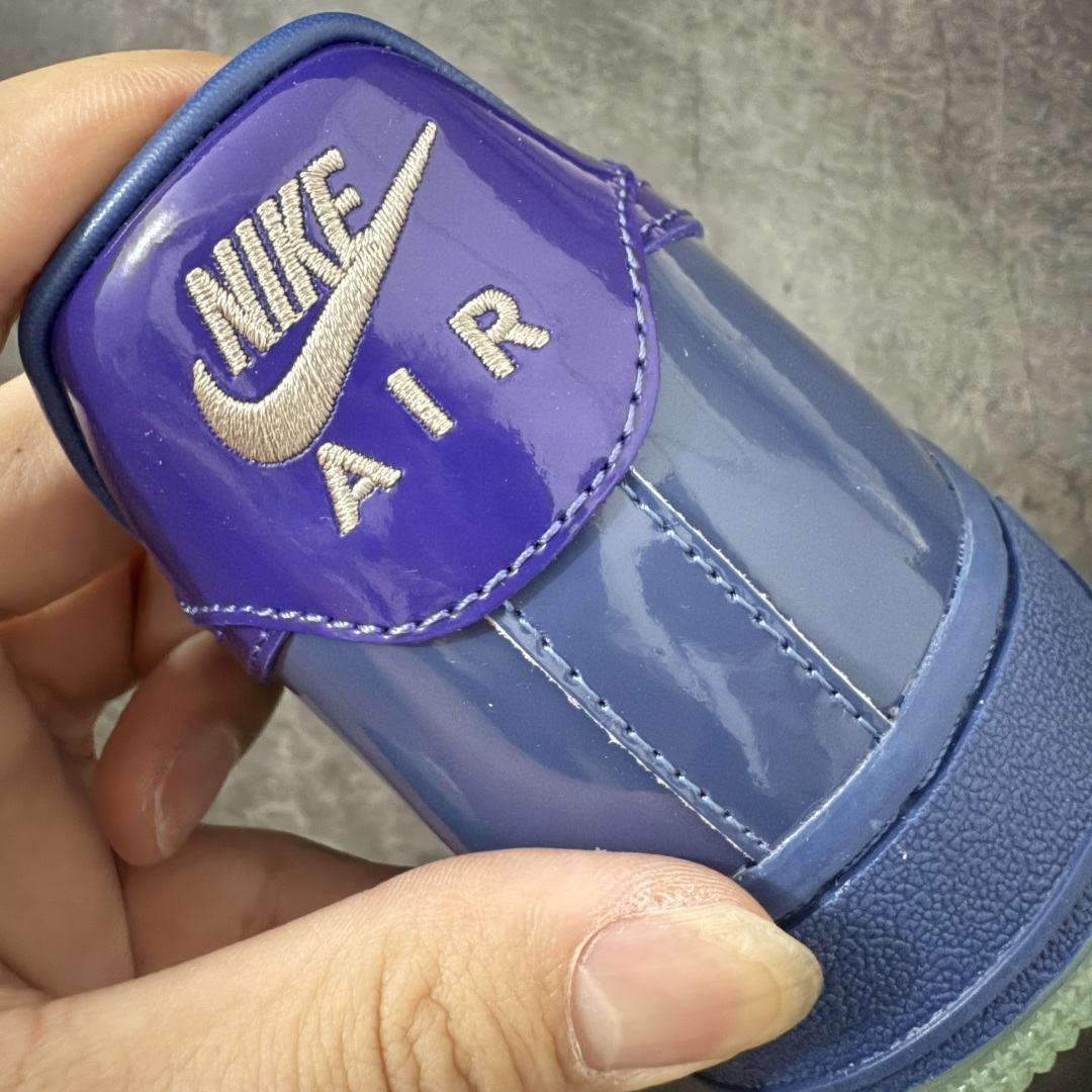 图片[2]-【SF外贸特供】NK AIR Force 1 Low 空军一号漆皮 蓝紫 IO4489-400 独家全新2026档案数据 原厂Sadesa D9皮料 细纹排气孔完全一致 质感非市场通货可碰瓷 全鞋零荧光线 随意冲正 全新鱼鳞纹大底 咬花纹路更加清晰 全新排版鞋头倒置五角星 五角星对比旧版老版本 间距大 星星缩小 全套官方原配件 全鞋电脑针车 工整有序 视觉效果满分 原厂拉帮手法 标准四线 密度针距针孔大小控制到位 原装反口里网布海绵 正确卡色网眼大小 新版鞋撑改用纸团代替 原厂港宝加持完美还原灵魂版型 从里到外百分百还原 内置Sole气垫 中底白色背胶 已经无限的接近公司 原厂楦头 原厂刺绣 后跟弧度完美 独家私模最大开发到48.5 尺码：35.5 36 36.5 37.5 38 38.5 39 40 40.5 41 42 42.5 43 44 44.5 45 46 47.5 48.5-选品中心