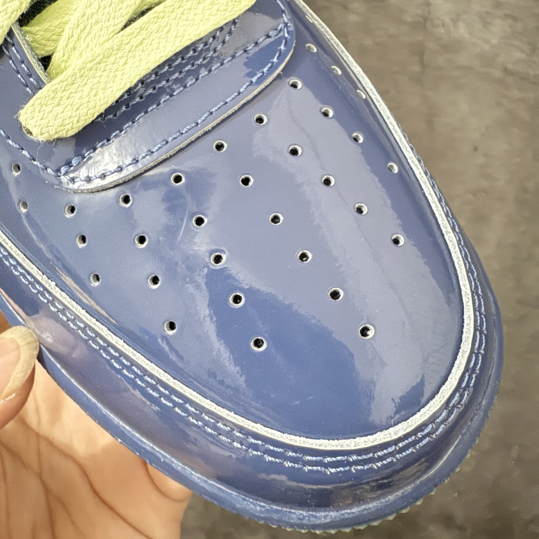 图片[5]-【SF外贸特供】NK AIR Force 1 Low 空军一号漆皮 蓝紫 IO4489-400 独家全新2026档案数据 原厂Sadesa D9皮料 细纹排气孔完全一致 质感非市场通货可碰瓷 全鞋零荧光线 随意冲正 全新鱼鳞纹大底 咬花纹路更加清晰 全新排版鞋头倒置五角星 五角星对比旧版老版本 间距大 星星缩小 全套官方原配件 全鞋电脑针车 工整有序 视觉效果满分 原厂拉帮手法 标准四线 密度针距针孔大小控制到位 原装反口里网布海绵 正确卡色网眼大小 新版鞋撑改用纸团代替 原厂港宝加持完美还原灵魂版型 从里到外百分百还原 内置Sole气垫 中底白色背胶 已经无限的接近公司 原厂楦头 原厂刺绣 后跟弧度完美 独家私模最大开发到48.5 尺码：35.5 36 36.5 37.5 38 38.5 39 40 40.5 41 42 42.5 43 44 44.5 45 46 47.5 48.5-选品中心