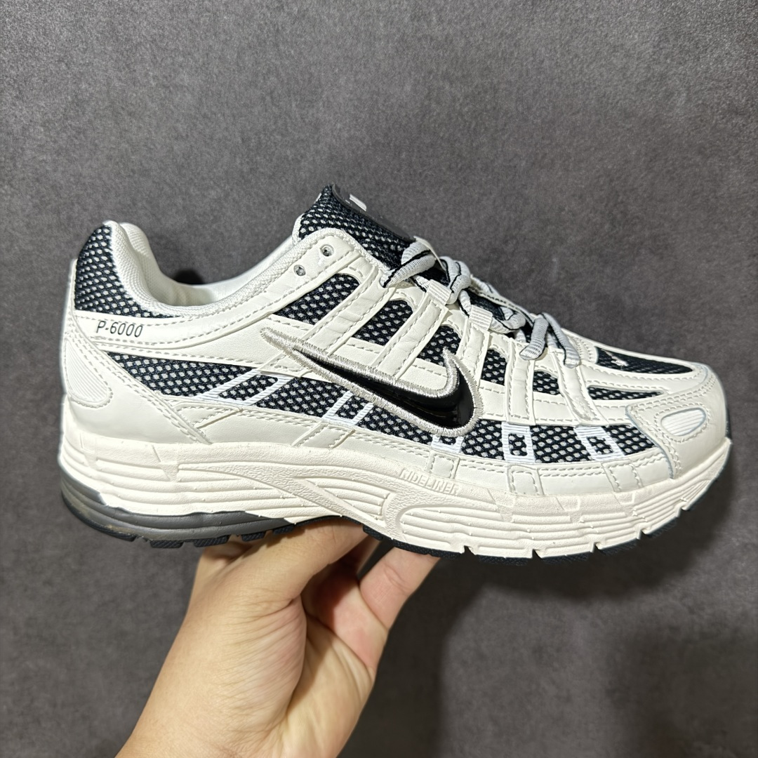 【公司级】Nike P-6000 复古休闲 耐克 低帮休闲城市通勤跑步鞋 采用透气网眼布搭配皮革和合成材质覆面 再现早期鞋款外观 活力配色打造时尚外观和运动美学 结合泡棉缓震配置 缔造非凡舒适的日常穿着体验 皮革织物与合成材质组合鞋面 打造舒适支撑效果 货号：IQ8711-101 尺码：36 36.5 37.5 38 38.5 39 40 40.5 41 42 42.5 43 44 45 46-选品中心