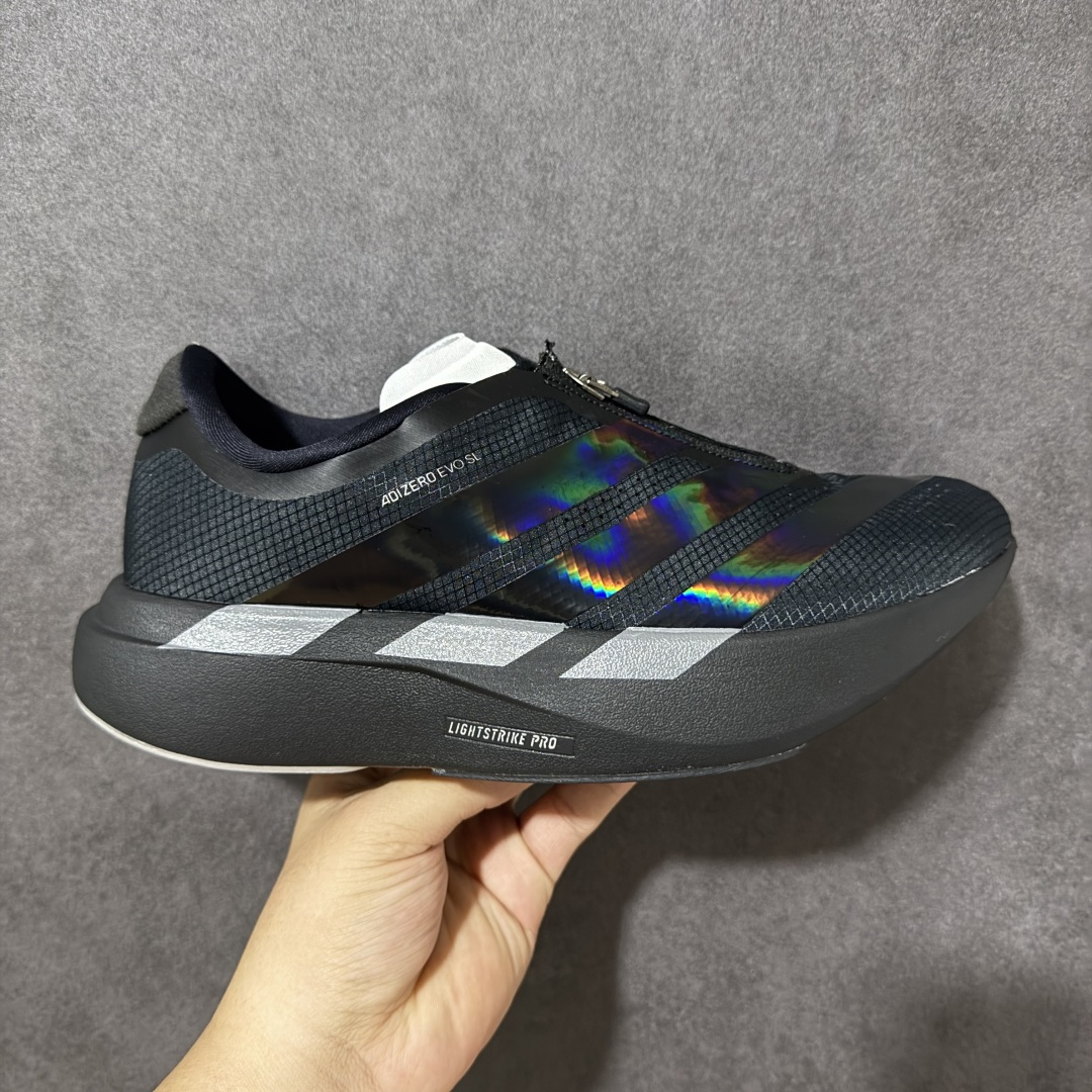 【公司级】阿迪达斯 ADIDAS ADIZERO EVO SL 运动舒适防滑耐磨 低帮跑步鞋 内置碳板 阿迪达斯革新力作!「破纪录轻跑鞋」adiZero Adios Pro EVO 极致轻盈的Lightweight Upper设计,带来近乎裸足的舒适体验。中底采用尖端科技，Lightstrike Pro材料经过精细调校，实现卓越缓震与轻量化的完美结合。#科技与时尚的融合 #阿迪达斯adidas #宝藏鞋子阿迪达斯 #今天只晒鞋 #潮鞋新品体验官 #那些年，那些鞋 #入秋换季先换鞋。 货号：KH7789 尺码： 36 36⅔ 37⅓ 38 38⅔ 39⅓ 40 40⅔ 41⅓ 42 42⅔ 43⅓ 44 45-选品中心
