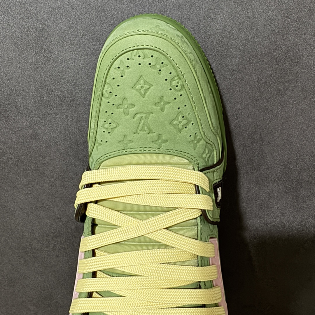 图片[5]-【公司级】Louis Vuitton Trainer Sneaker Low 路易威登 休闲运动文化百搭板鞋 舒适防滑底和百搭性霸屏整个时尚娱乐圈 细节调整完美主义 鞋面采用柔软皮革鞋面 独家开模大底 侧边采用3D打印标志性Logo 尽显贵族时尚气息 配带正品全套包装 尺码：35-47-选品中心